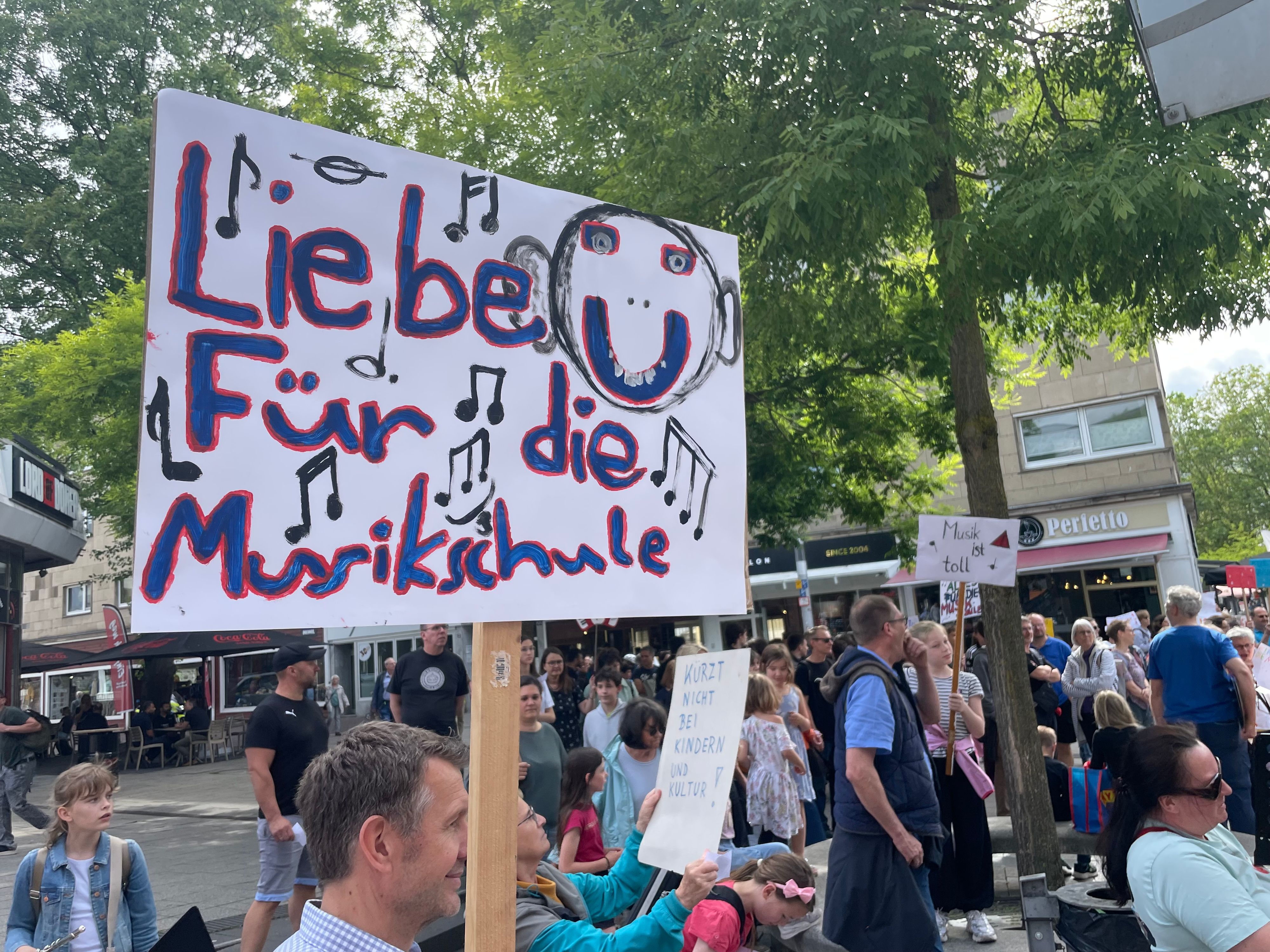 Die geplanten zehn Stellen, die wegfallen sollen, machen etwa ein Drittel der Lehrkräfte aus.