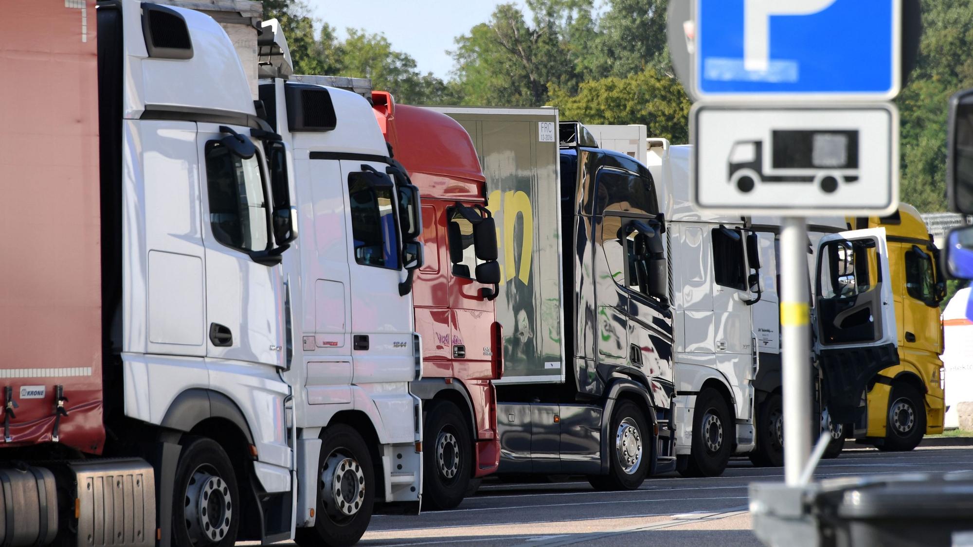 Lastwagen stehen auf einem Rastplatz dicht bei dicht.