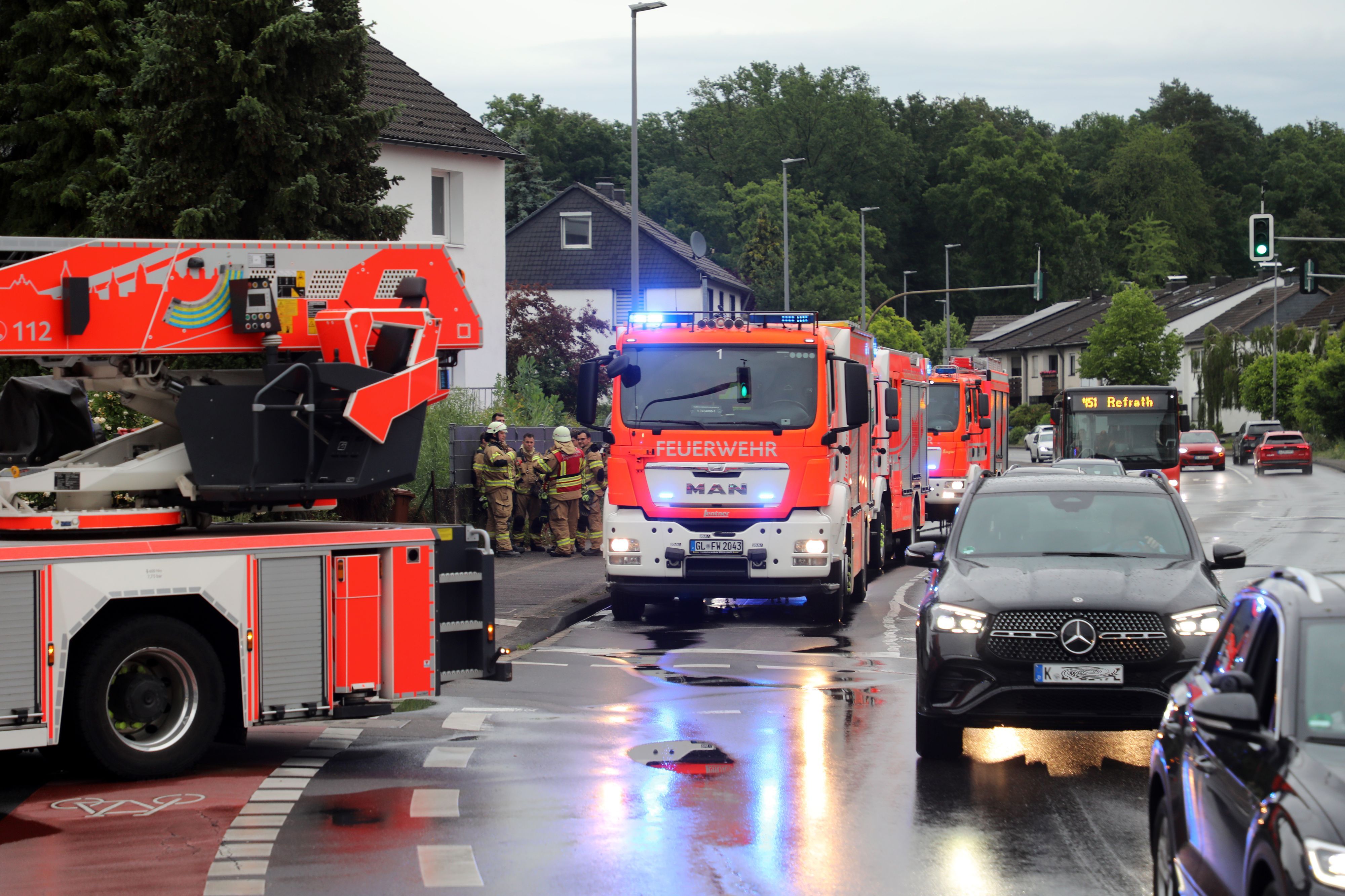 Bis zur Dolmanstraße hinaus standen Einsatzfahrzeuge der Feuerwehr nach dem Blitzeinschlag in ein Einfamilienhaus an der Wohnstraße Am Lichttor.