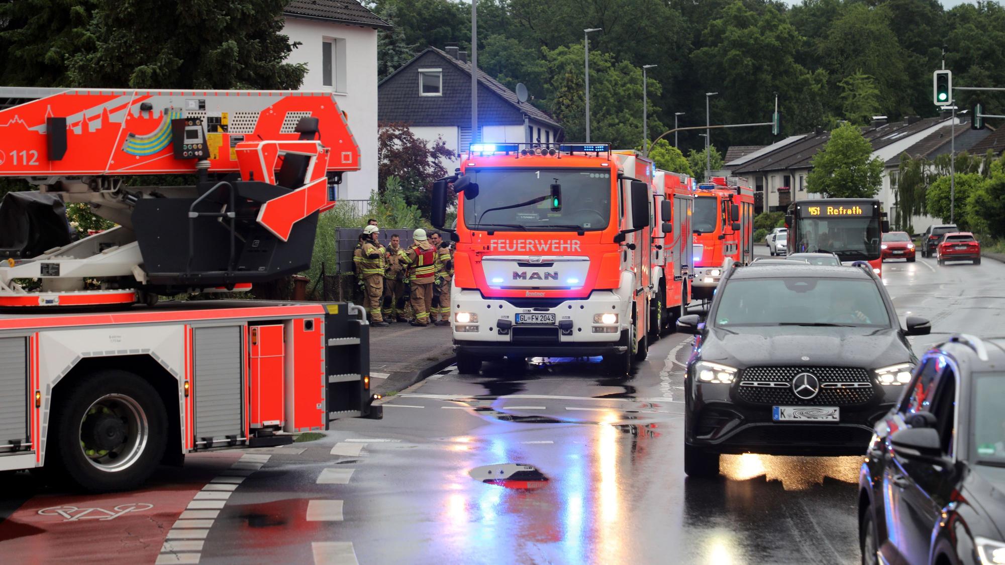 Bis zur Dolmanstraße hinaus standen Einsatzfahrzeuge der Feuerwehr nach dem Blitzeinschlag in ein Einfamilienhaus an der Wohnstraße Am Lichttor.