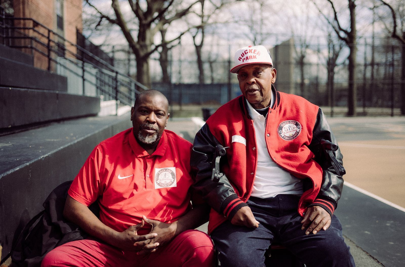 Hat Fußball gegen die Traditionssportarten der Amerikaner eine Chance? Bob McCullough und Bob McCullough jun. (links) sind Ikonen des legendären Basketball-Courts „Rucker Park“ in Harlem, New York City.
 (Bild: WDR / Martin Kobold)