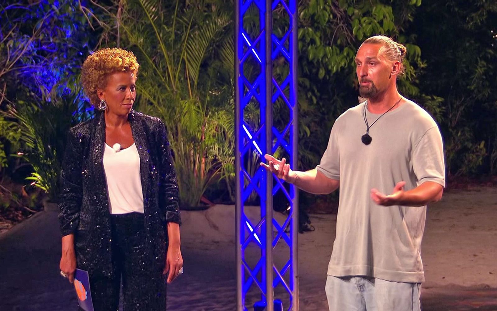 Da staunte sogar Moderatorin Arabella Kiesbauer: Sandy empfahl den Allstars zum Abschied: „Wenn die Seele und der Kopf nicht mehr ganz funktioniert - war bei mir auch mal so - sollte man nen Therapeuten aufsuchen.“ (Bild: RTLZWEI)