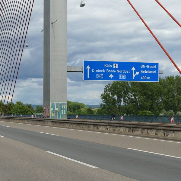 Gähnende Leere auf den Fahrspuren der Bonner Nordbrücke - und das für Monate.