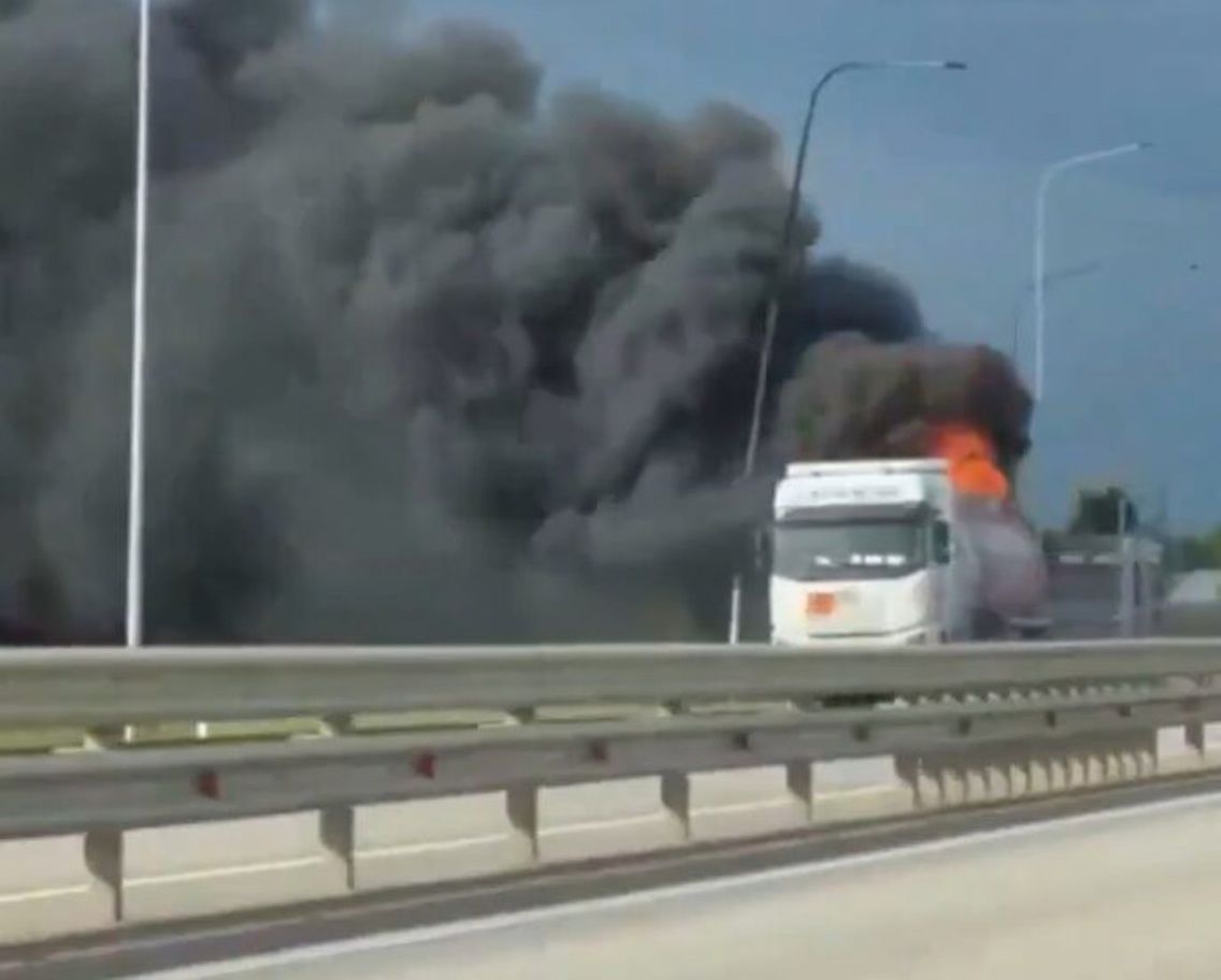 Ein Sreenshot aus einem Video soll einen brennenden Lkw auf der Krim zeigen.