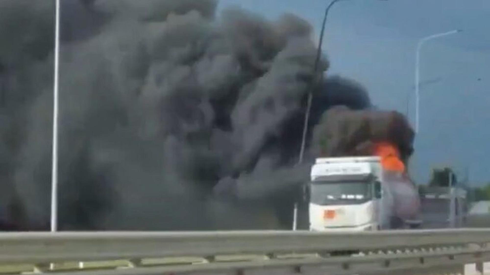 Ein Sreenshot aus einem Video soll einen brennenden Lkw auf der Krim zeigen.