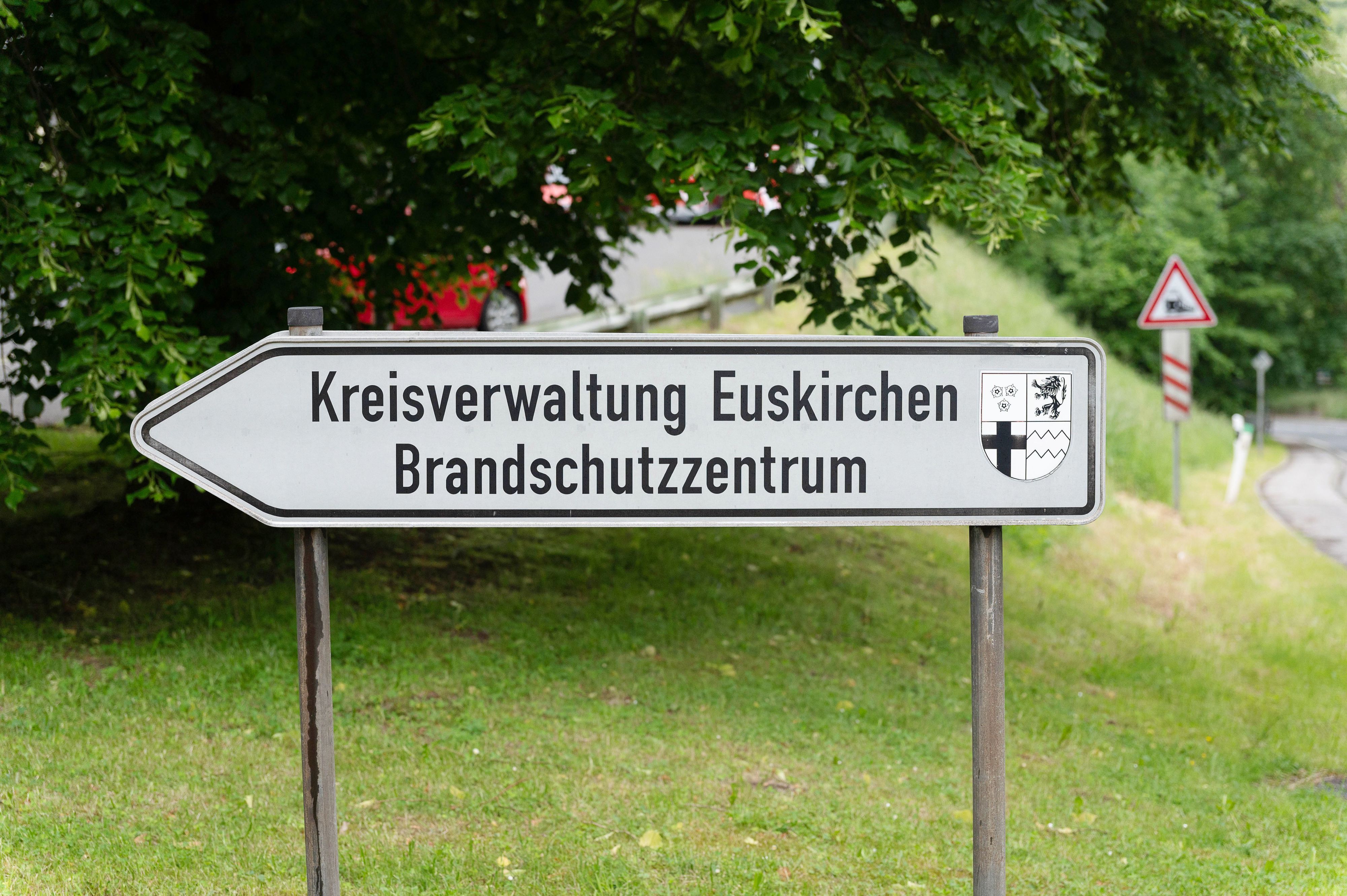Das Bild zeigt ein Schild an einer Straße, das auf das Brandschutzzentrum des Kreises Euskirchen hinweist.
