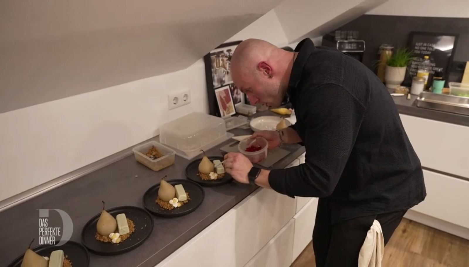 Optisches Highlight wird das Birnen-Dessert.
 (Bild: RTL)