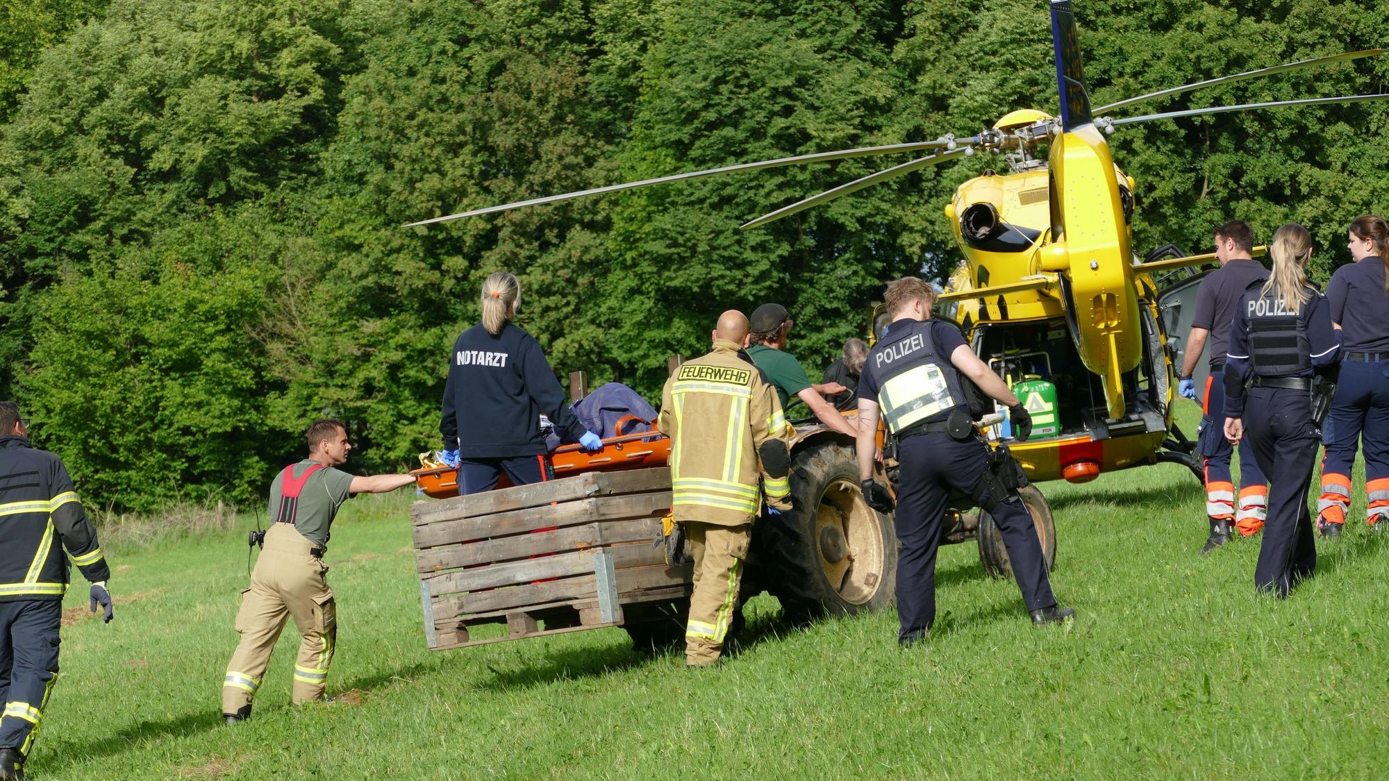 Mit einem Traktor wurde der Mann zum Hubschrauber transportiert.