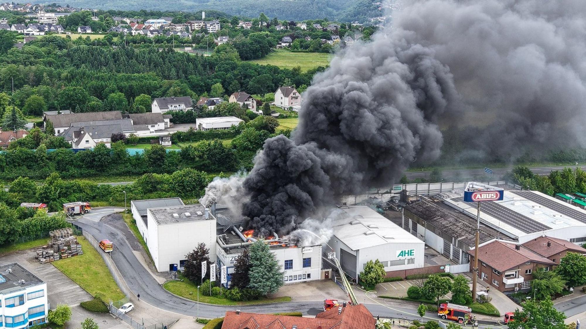 Großbrand in Lagerhalle – A1 zeitweise gesperrt