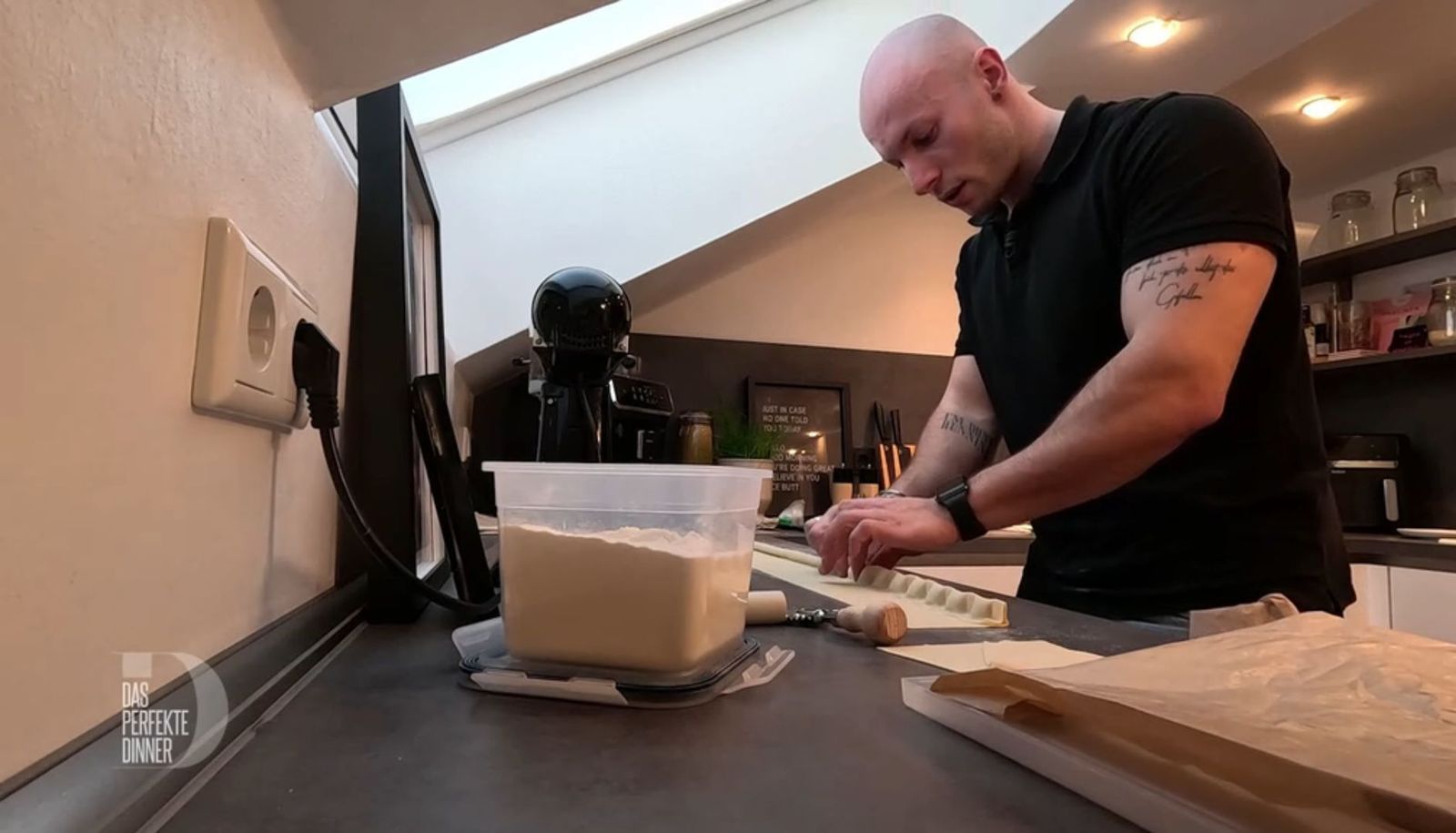 Beim Formen seiner Vorspeisen-Pasta lässt Alex ebenfalls höchste Präzision walten.
 (Bild: RTL)