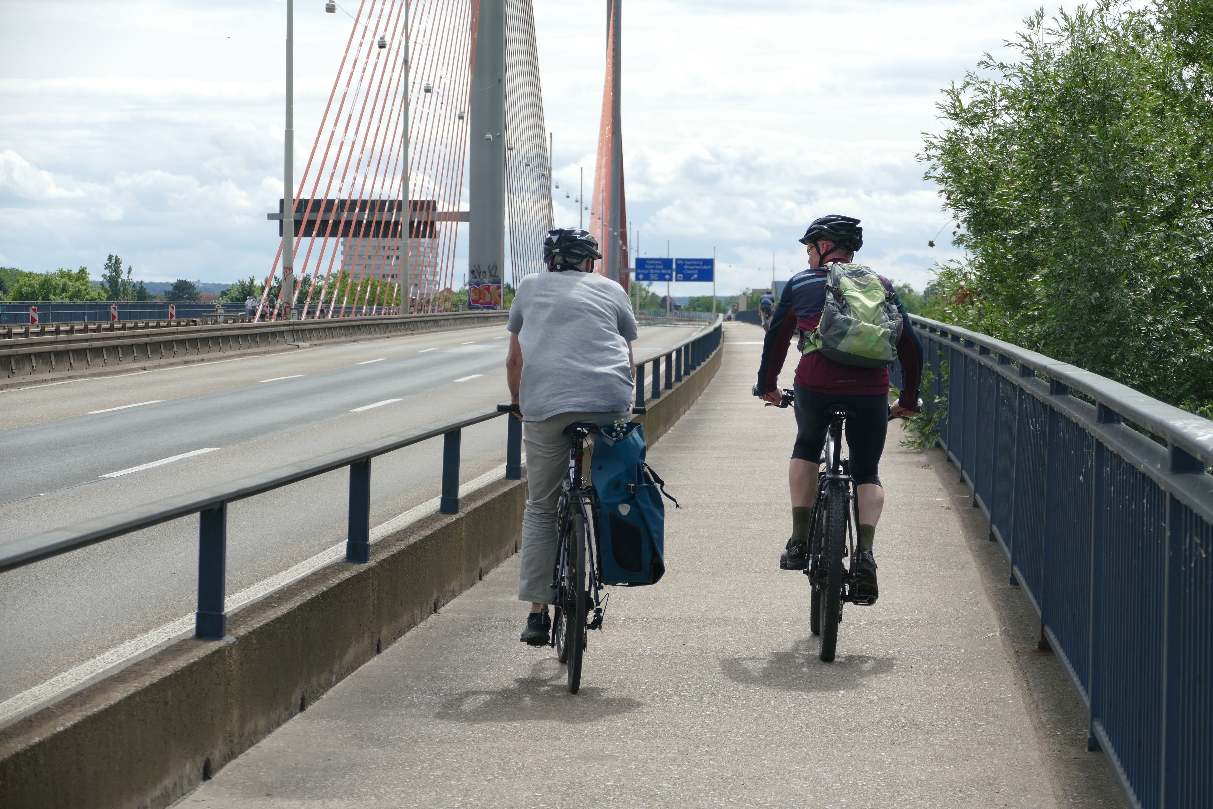 Auch für Radfahrer ist die Brücke inzwischen gesperrt.