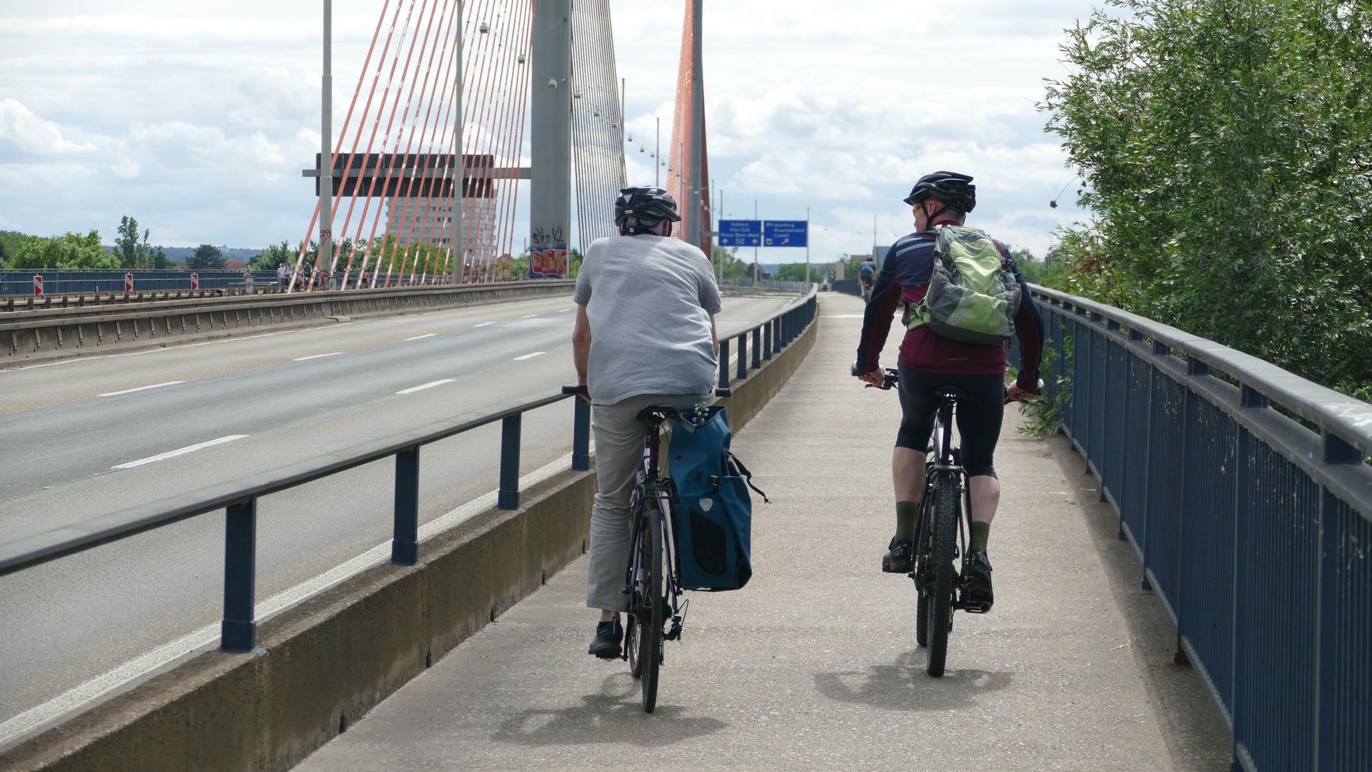 Auch für Radfahrer ist die Brücke inzwischen gesperrt.
