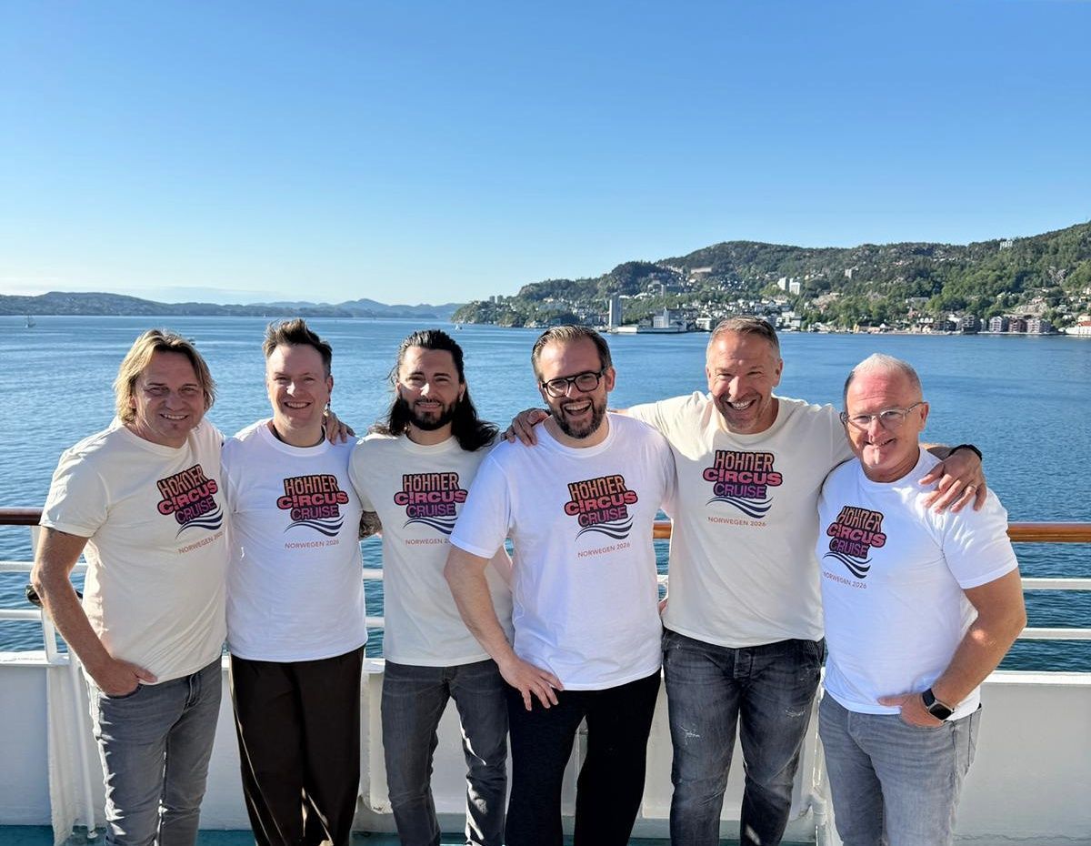 Die Höhner stehen zum Bandfoto auf dem Kreuzfahrtschiff.