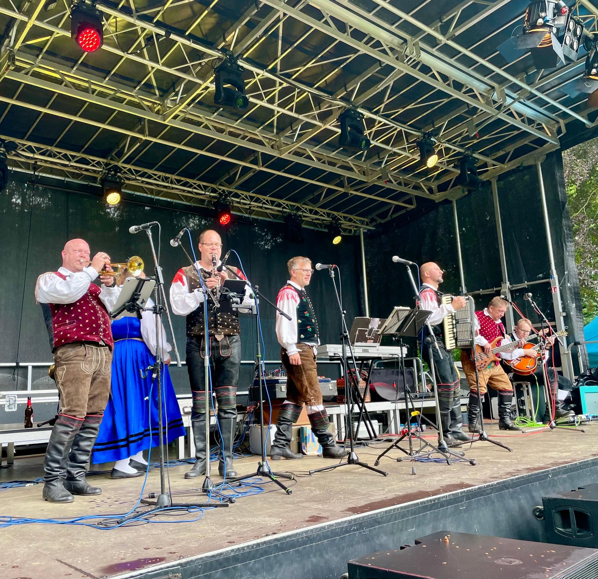 Das Original Oberkrainer Sextett aus Slowenien stimmte auf der Bühne im Wuppermannpark an.