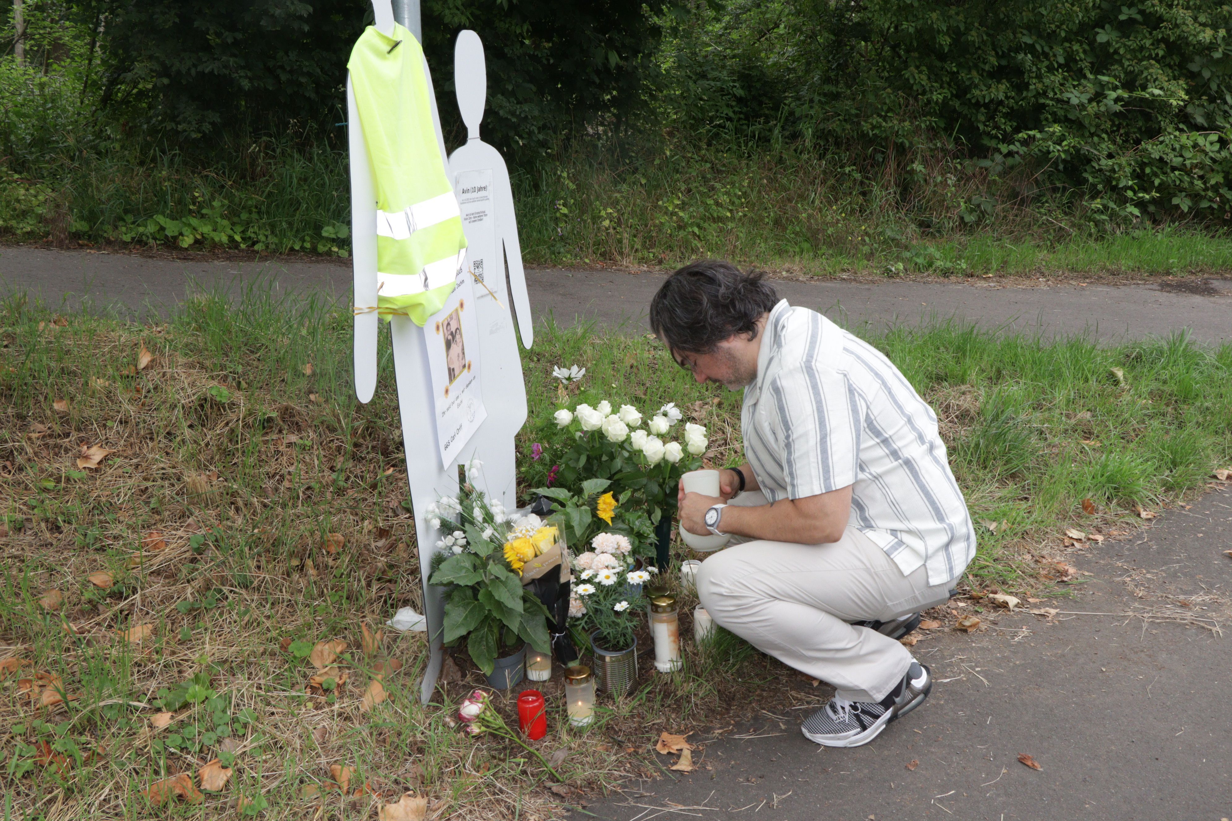 Amir Vala zündet an der Stelle, an der seine Tochter Avin und der Schulbegleiter Luis ums Leben gekommen waren, eine Kerze an.