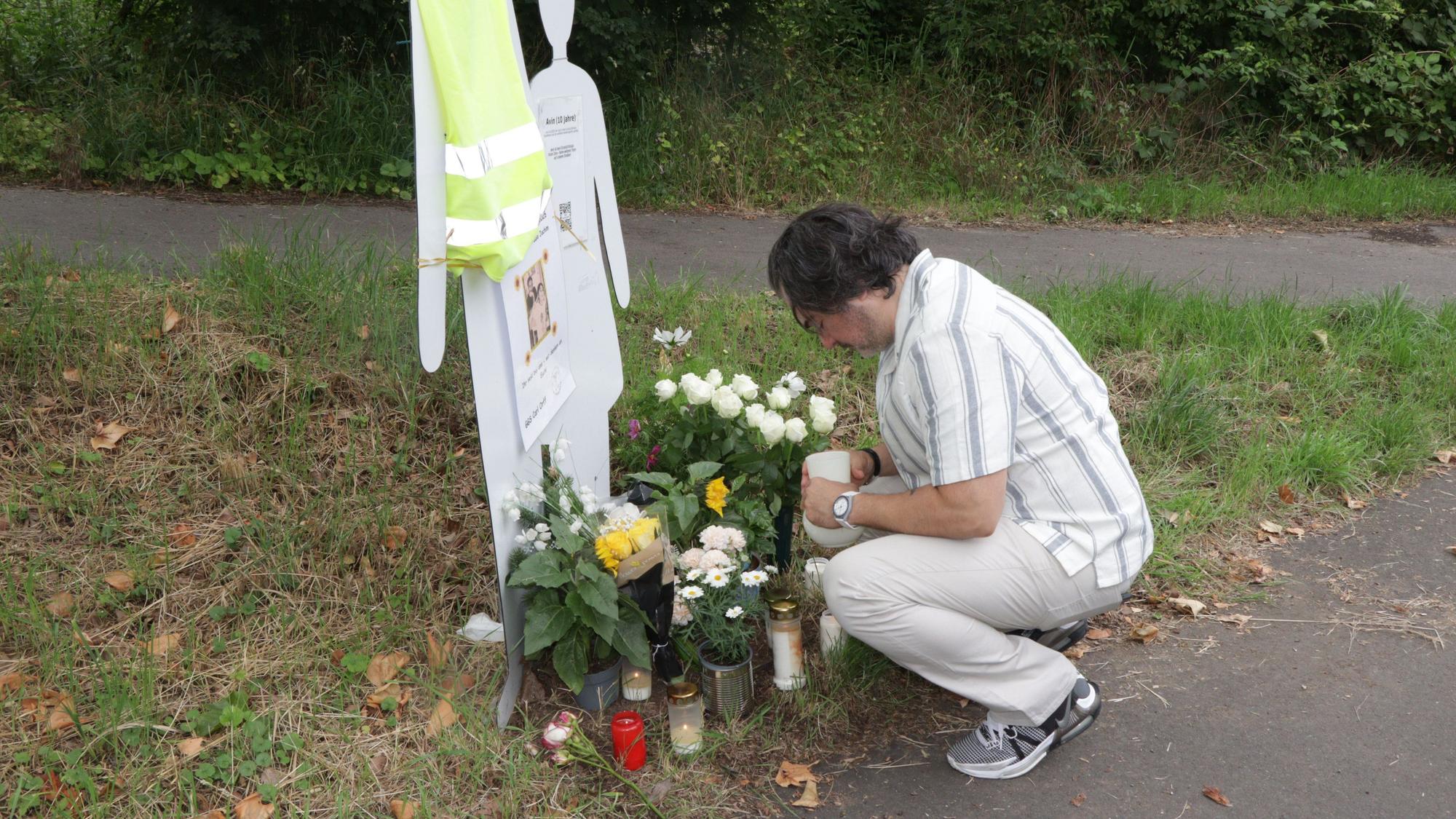 Amir Vala zündet an der Stelle, an der seine Tochter Avin und der Schulbegleiter Luis ums Leben gekommen waren, eine Kerze an.
