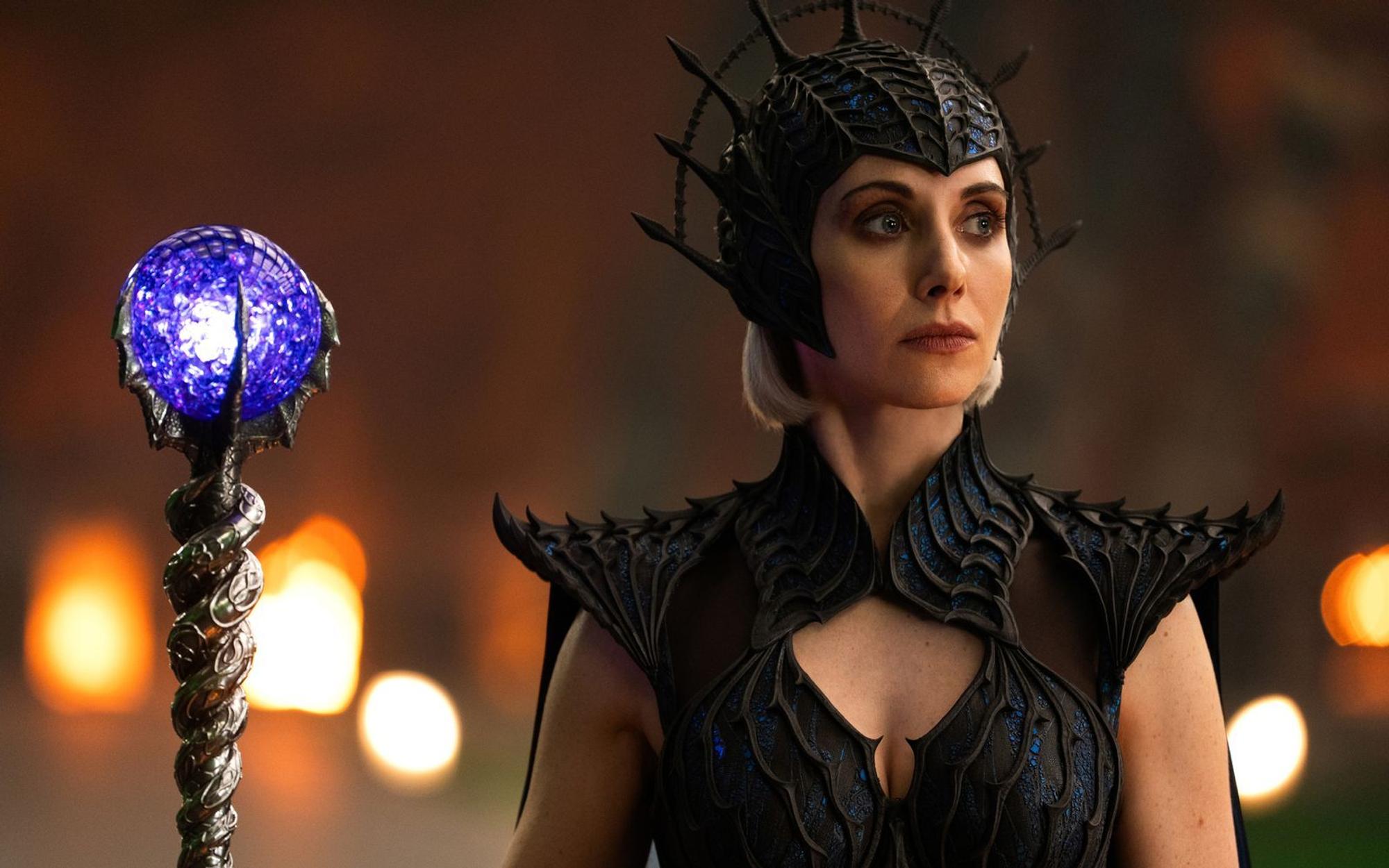 Eine wichtige Figur aus der zweiten Reihe, in „Masters of the Universe“ erstklassig besetzt: Alison Brie (“GLOW“, „Mad Men“) spielt Evil-Lyn, eine böse Zauberin und enge Vertraute von Skeletor. (Bild: 2026 Amazon MGM Studios Content Services LLC/Giles Keyte)