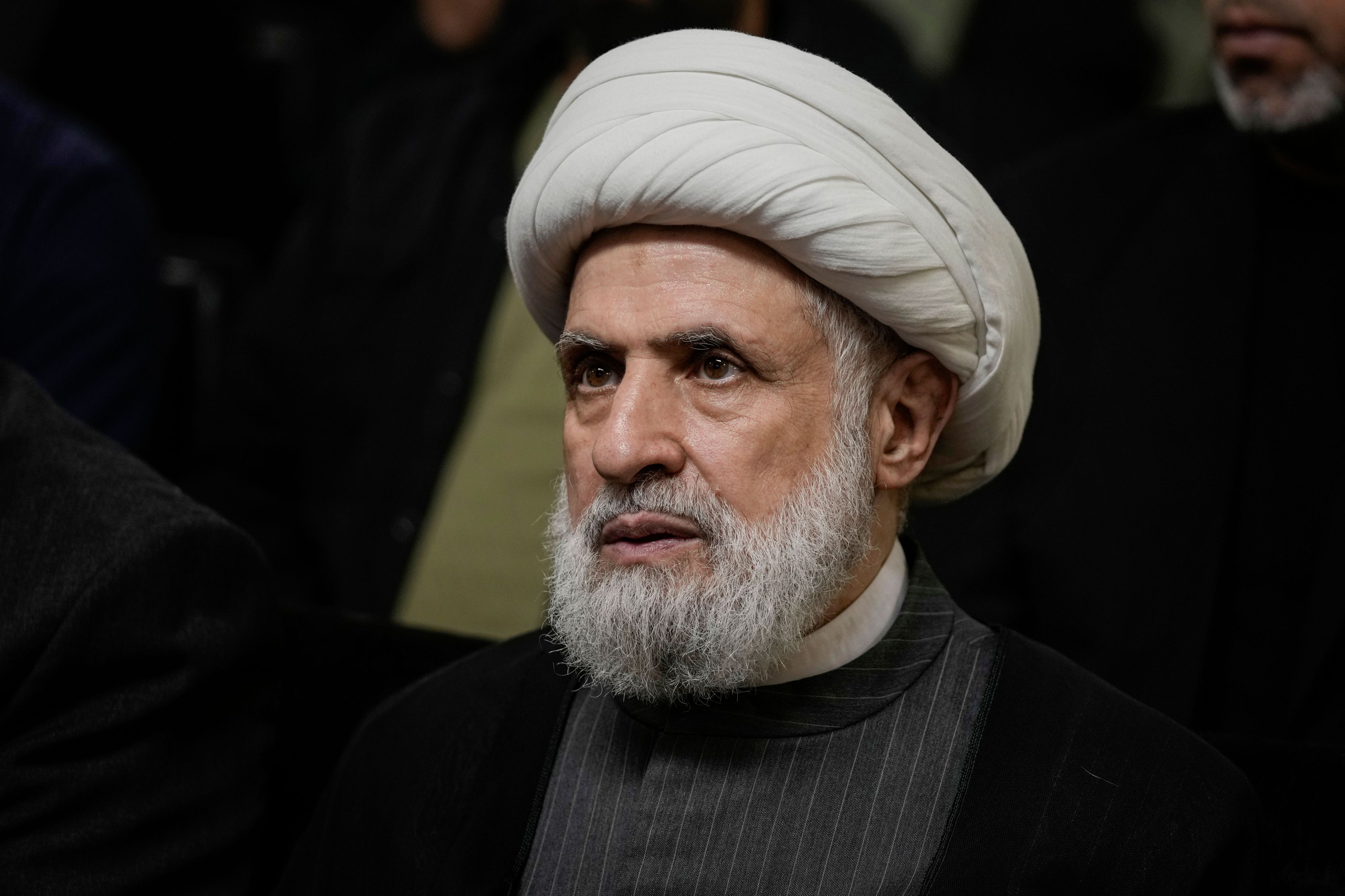 Naim Kassim, bisher stellvertretender Anführer der Hisbollah, hört sich eine Rede des damaligen Führers Nasrallah an, übertragen auf einem Bildschirm.