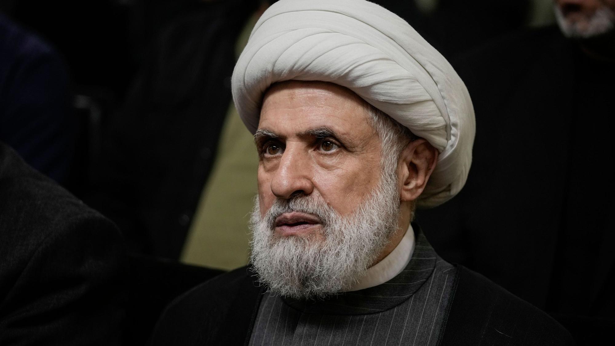 Naim Kassim, bisher stellvertretender Anführer der Hisbollah, hört sich eine Rede des damaligen Führers Nasrallah an, übertragen auf einem Bildschirm.
