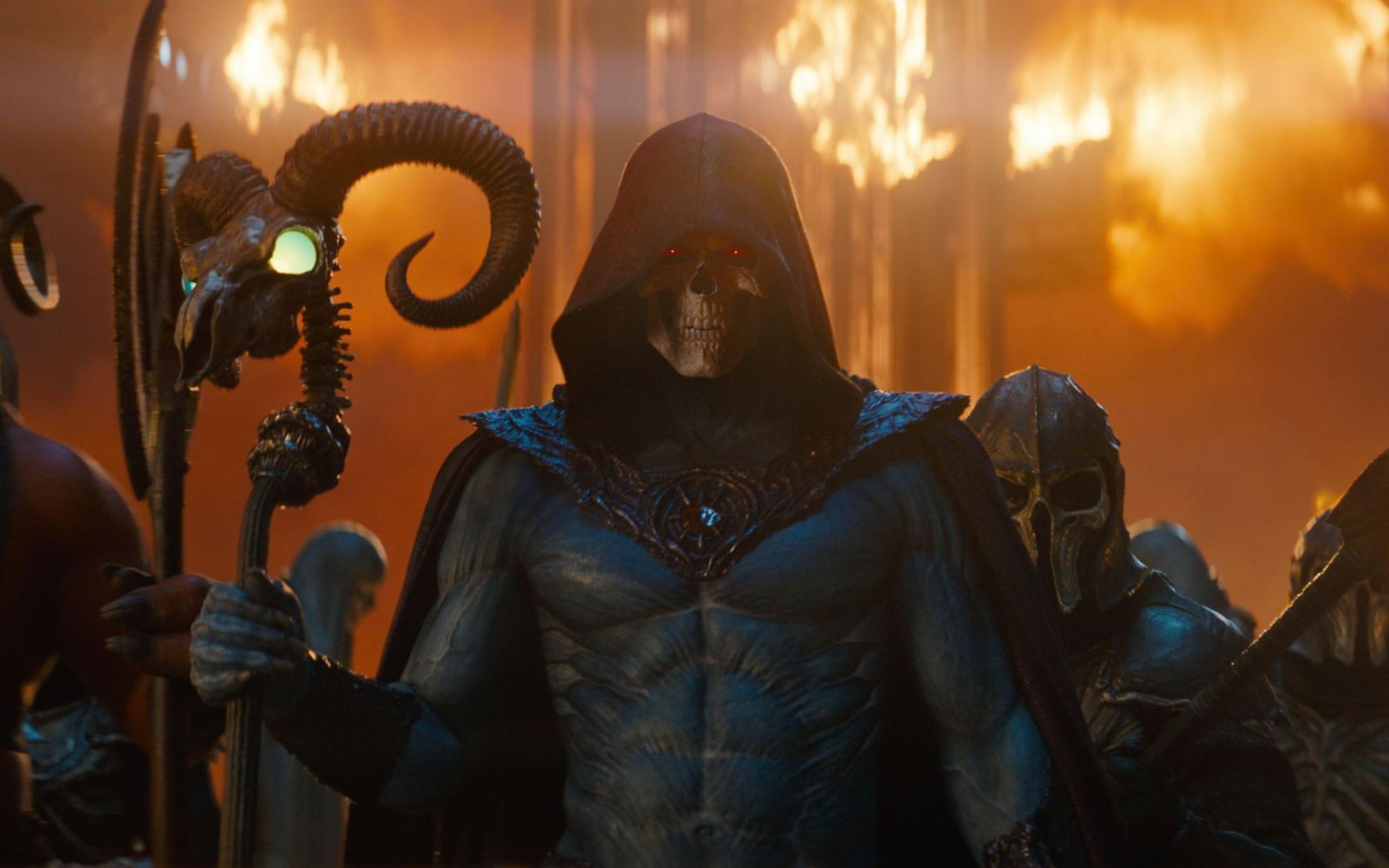 Für viele Fans mindestens ebenso wichtig wie He-Man: Auch bei der Gestaltung seines Gegenspielers Skeletor orientierten sich die Macher von „Masters of the Universe“ stark an dem Original aus den 80ern - durchaus keine Selbstverständlichkeit, schließlich wurde der Stoff im Lauf der Jahrzehnte immer wieder neu erfunden und interpretiert. (Bild: 2026 Amazon MGM Studios Content Services LLC)