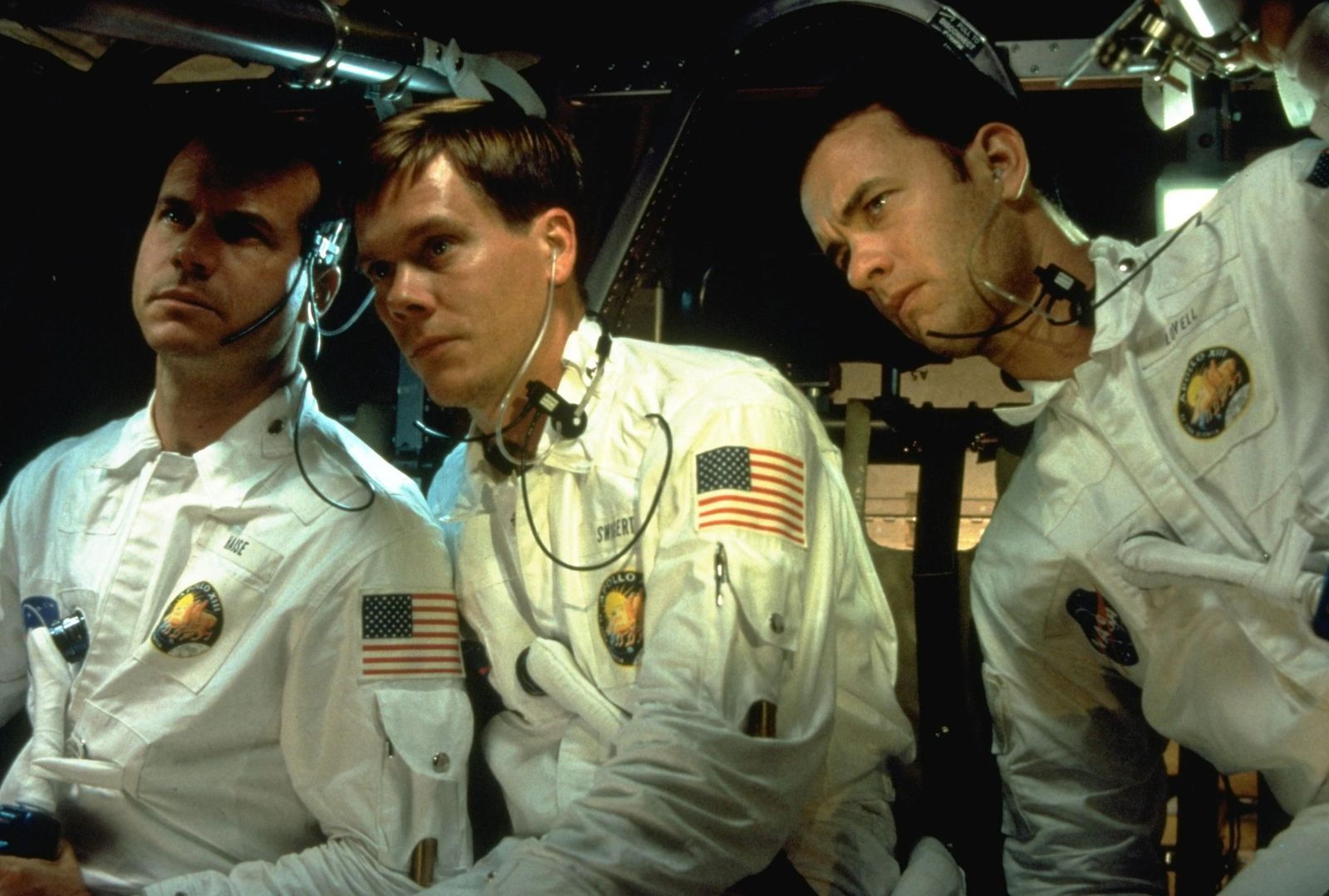 Fred Haise (Bill Paxton, links), Jack Swigert (Kevin Bacon, Mitte) und Jim Lovell (Tom Hanks) arbeiten zusammen, um eine Chance auf eine sichere Landung zu haben.  (Bild: 1995 Universal City Studios LLC. All Rights Reserved.)