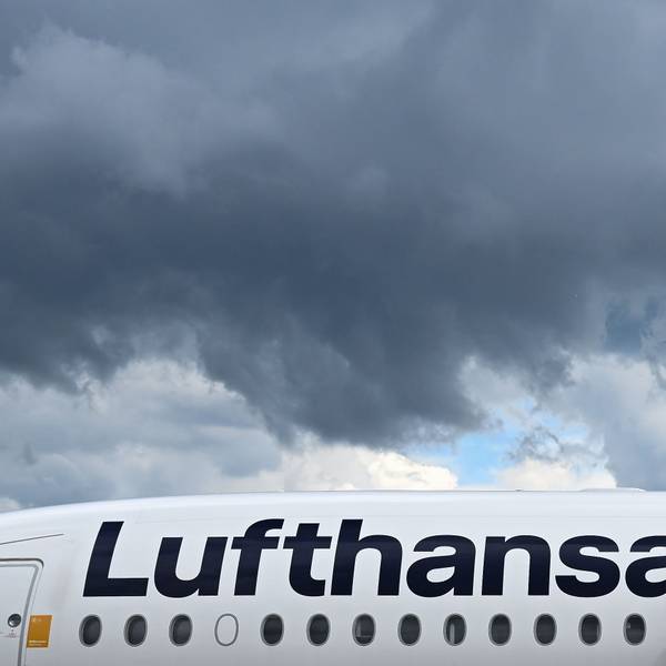 Eine Lufthansa-Maschine rollt auf dem Flughafen Frankfurt über das Rollfeld. (Archivbild)