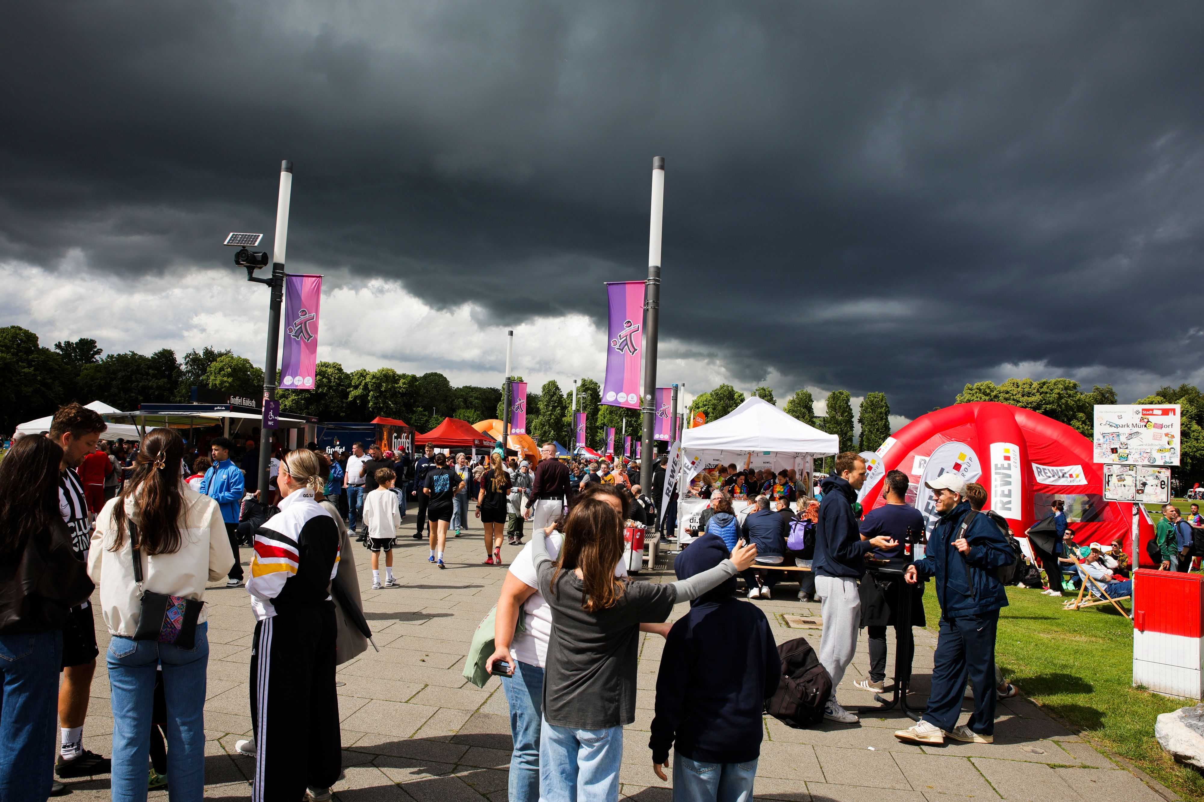 Come-Together-Cup auf den Vorwiesen des Rhein-Energie-Stadions.