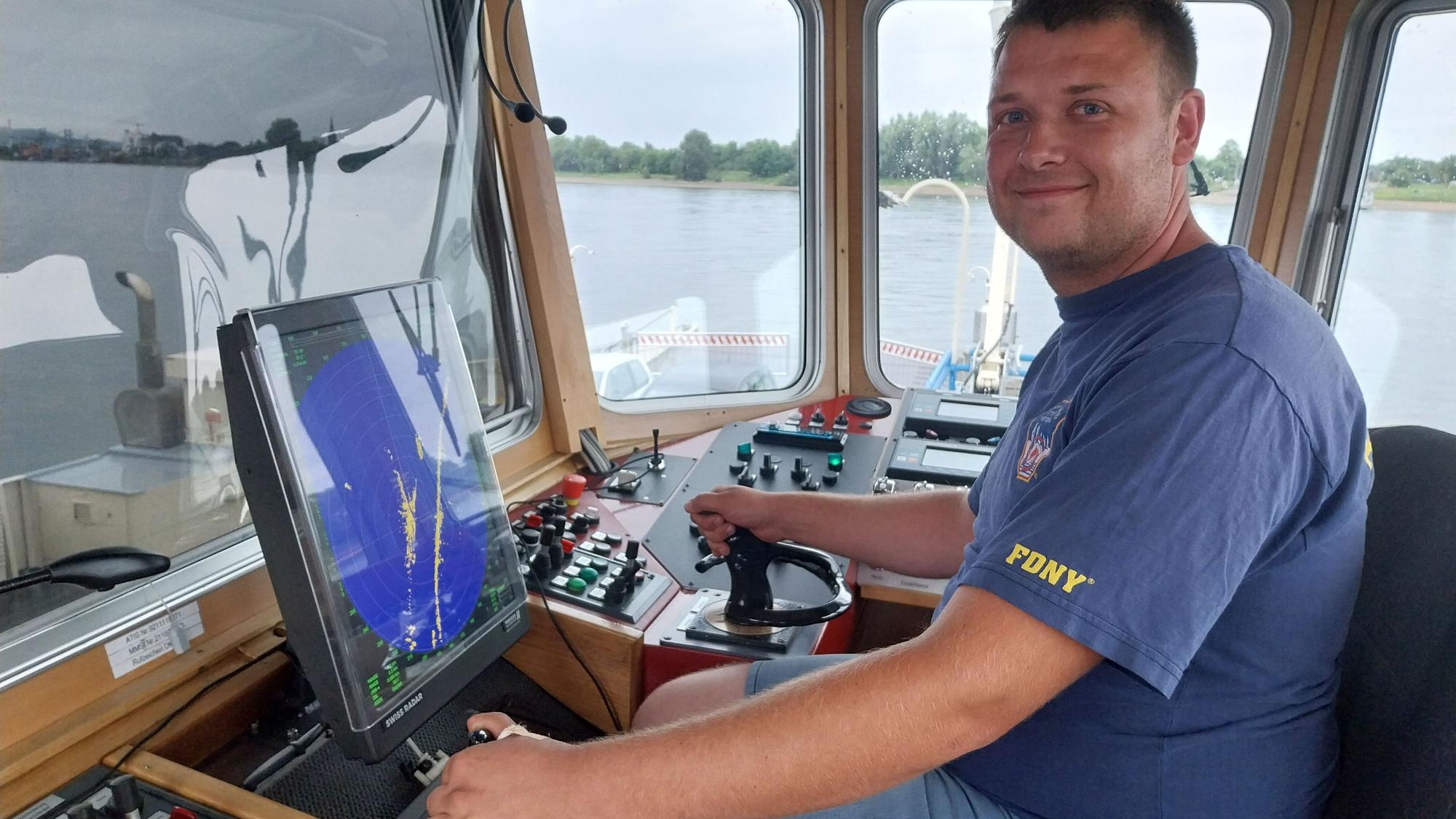 Fährführer Ansgar Stüben macht freiwillig Überstunden, um den Autofahrern zu helfen.