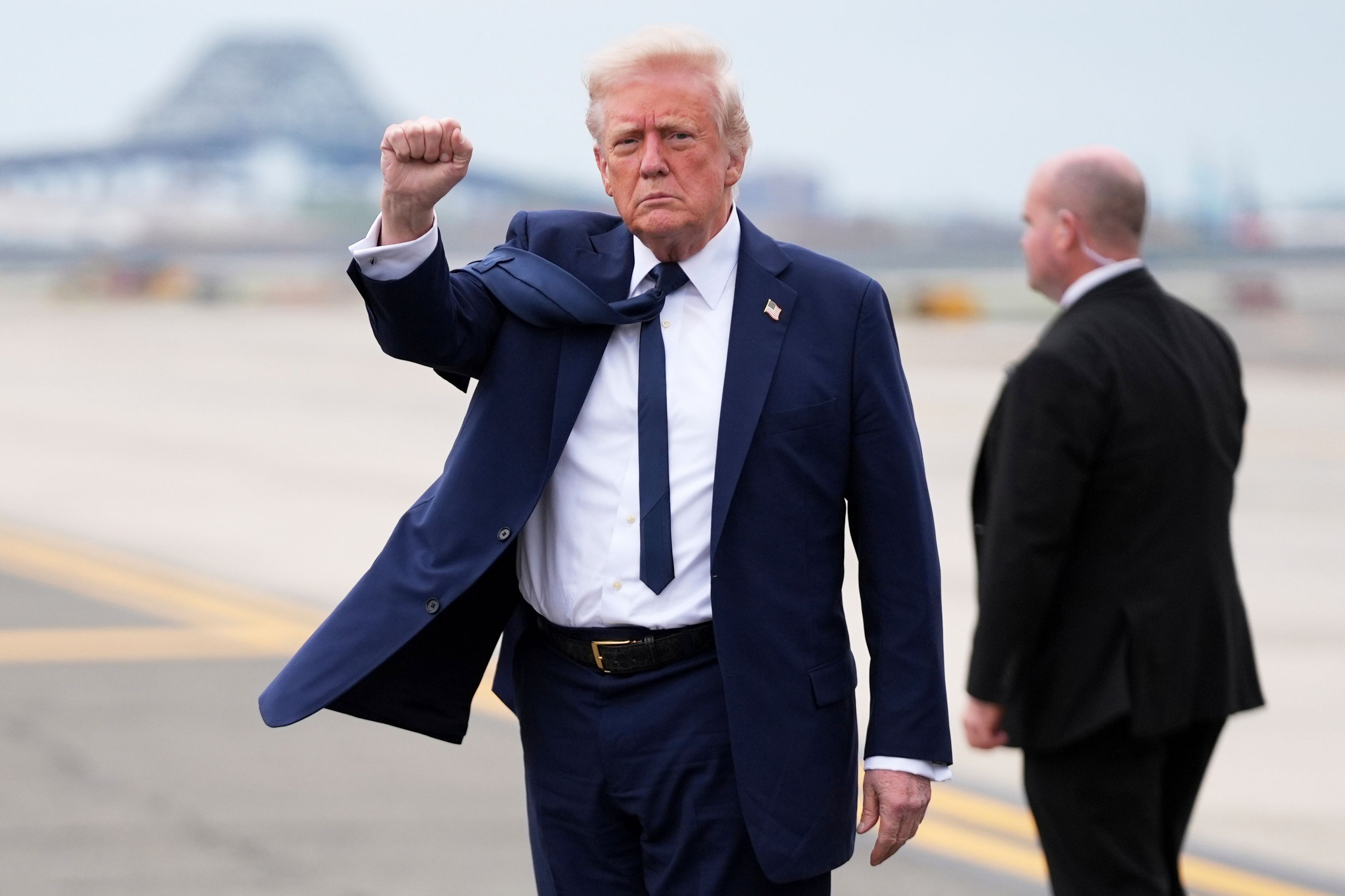ARCHIV - 26.04.2025, USA, Newark: US-Präsident Donald Trump gestikuliert bei seiner Ankunft am Newark Liberty International Airport, nach seiner Rückkehr von einer Reise zur Beerdigung von Papst Franziskus. (zu dpa: «Der «gute Amerikaner» - Leo XIV. ein Jahr im Amt») Foto: Evan Vucci/AP/dpa +++ dpa-Bildfunk +++