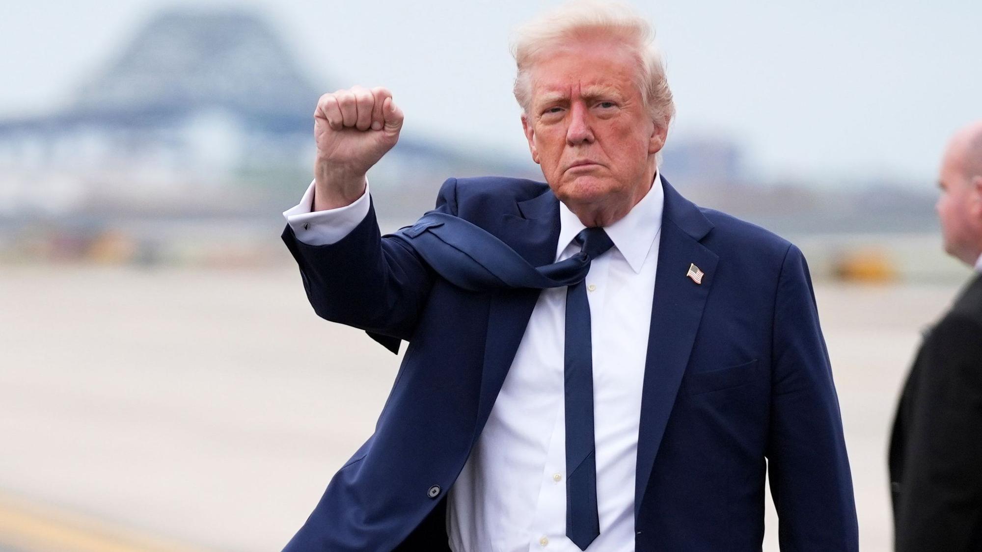 ARCHIV - 26.04.2025, USA, Newark: US-Präsident Donald Trump gestikuliert bei seiner Ankunft am Newark Liberty International Airport, nach seiner Rückkehr von einer Reise zur Beerdigung von Papst Franziskus. (zu dpa: «Der «gute Amerikaner» - Leo XIV. ein Jahr im Amt») Foto: Evan Vucci/AP/dpa +++ dpa-Bildfunk +++