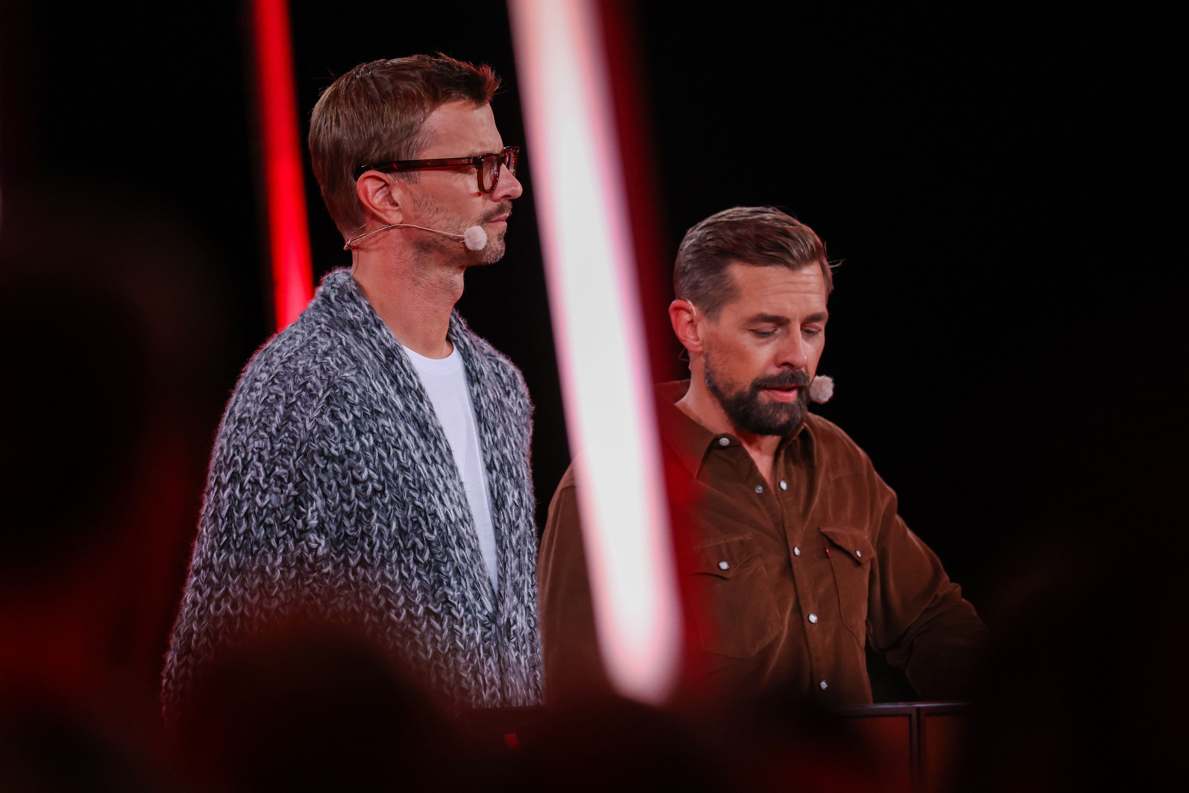 Die Entertainer Joko Winterscheidt (l-r) und Klaas Heufer-Umlauf bei der Moderation auf der Bühne.