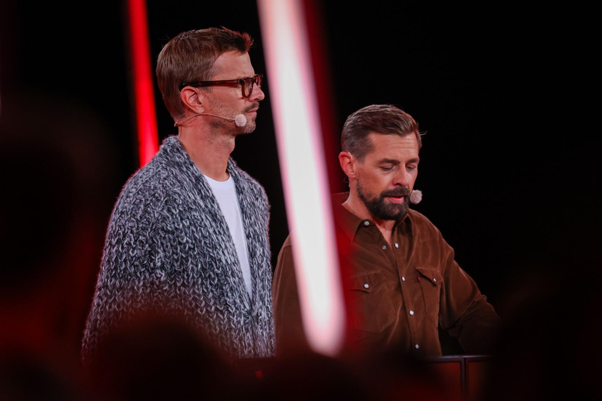 Die Entertainer Joko Winterscheidt (l-r) und Klaas Heufer-Umlauf bei der Moderation auf der Bühne.