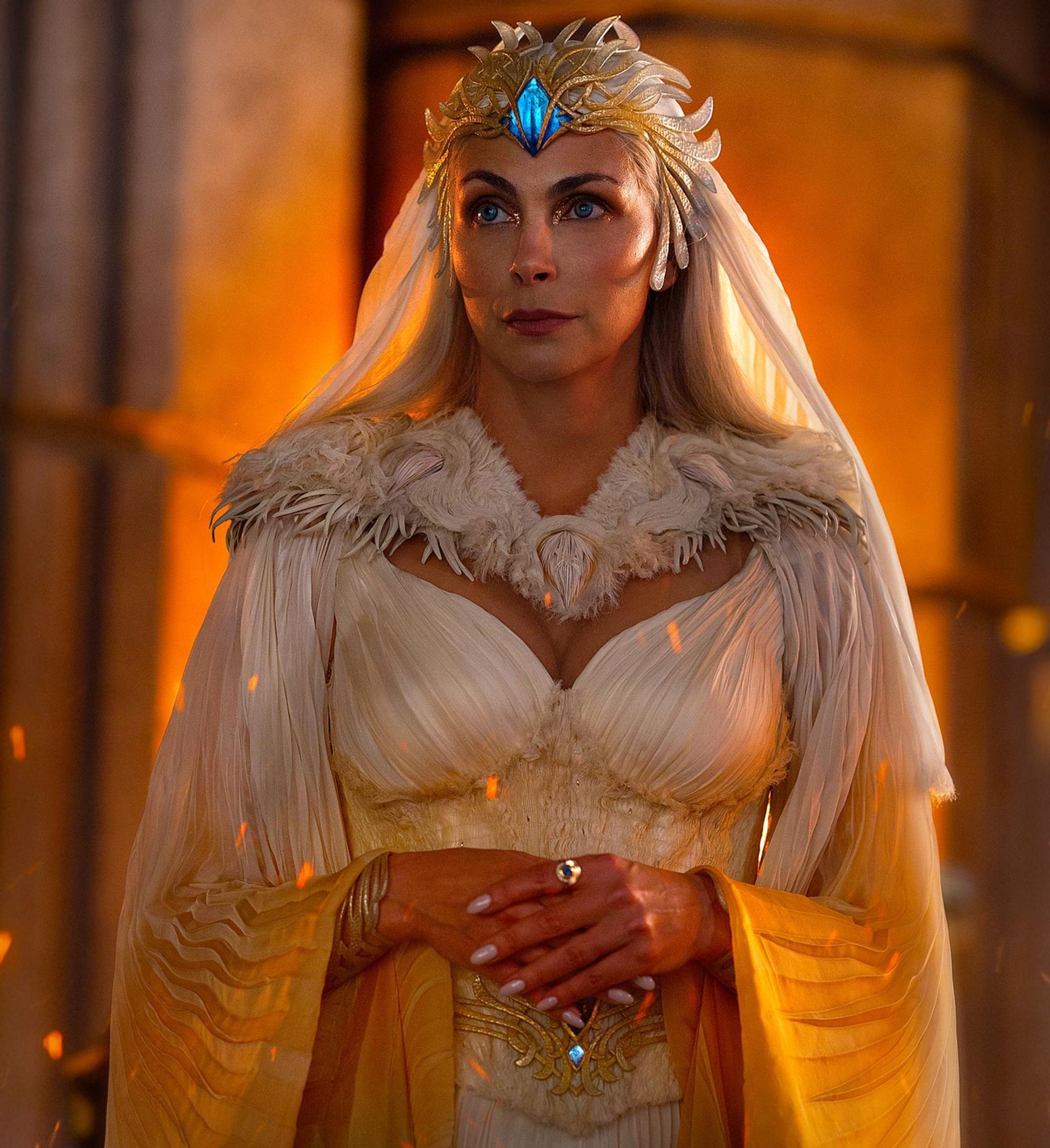 Hüterin vieler magischer Geheimnisse, die ihre Hand immer wieder schützend über He-Man hält: Morena Baccarin spielt die Zauberin, die früher auch in der deutschen Version der „Masters of the Universe“-Serie „Sorceress“ genannt wurde. (Bild: 2026 Sony Pictures Entertainment Deutschland GmbH)