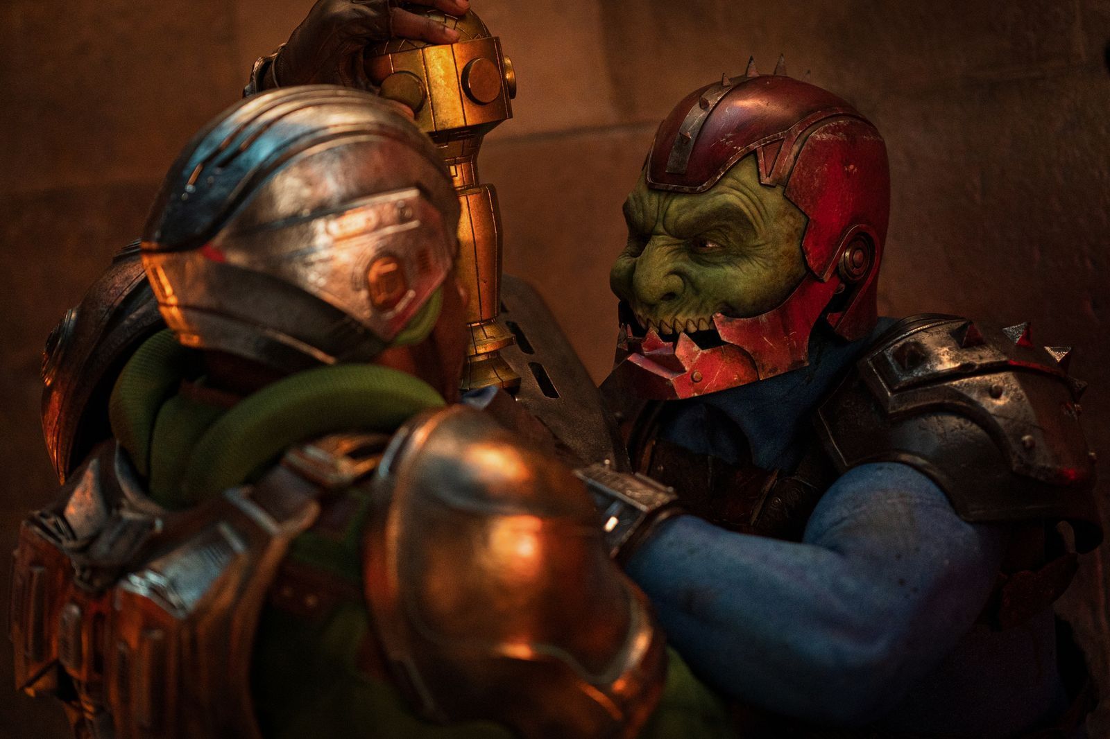 Trap Jaw (Sam C. Wilson) gehört zu den wichtigsten Schergen von Skeletor und sieht im neuen Film mindestens so gefährlich aus wie in der TV-Serie der 80er. (Bild: 2026 Amazon MGM Studios Content Services LLC/Giles Keyte)