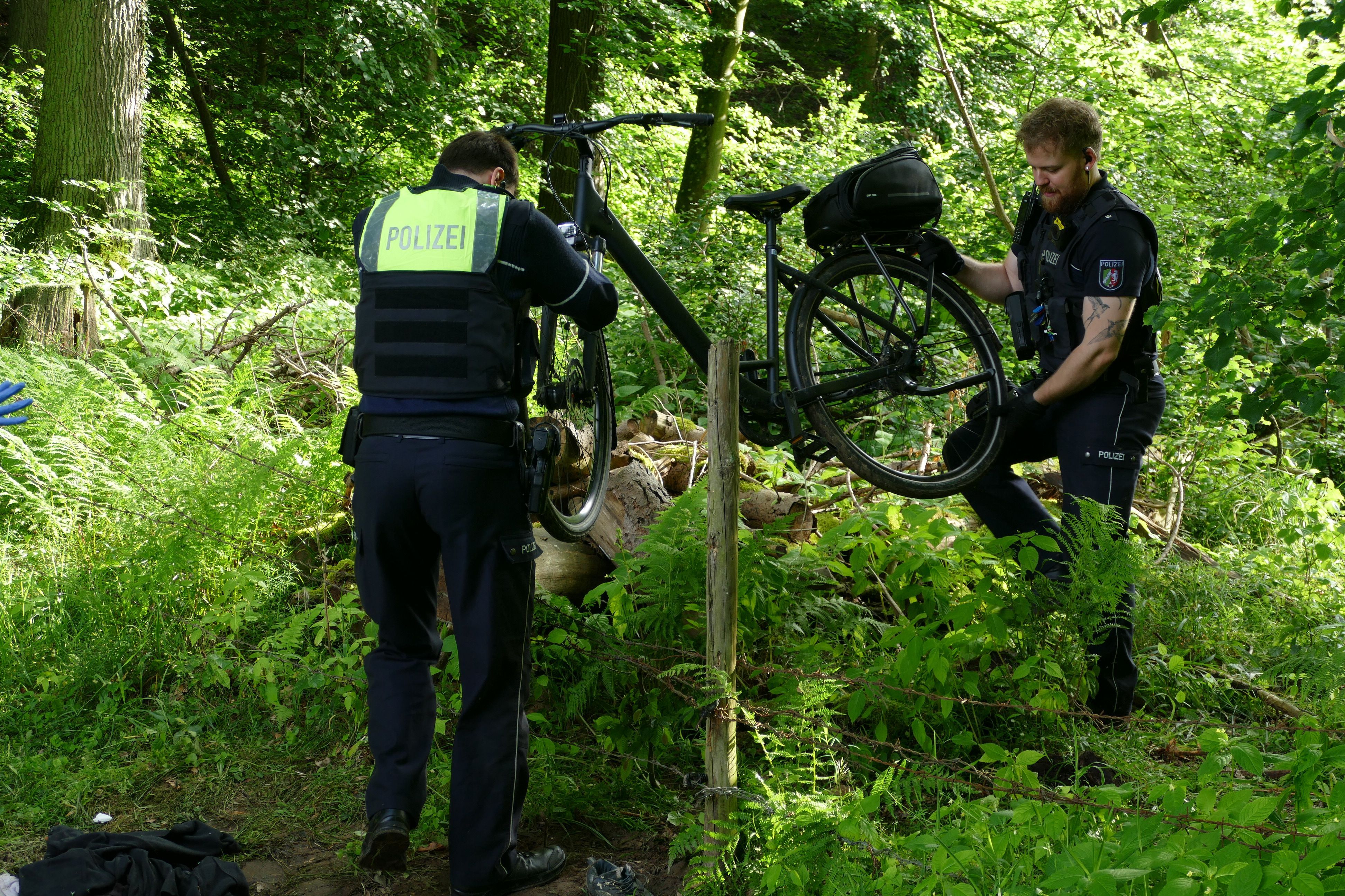 Polizisten stellten das Fahrrad des Mannes sicher.
