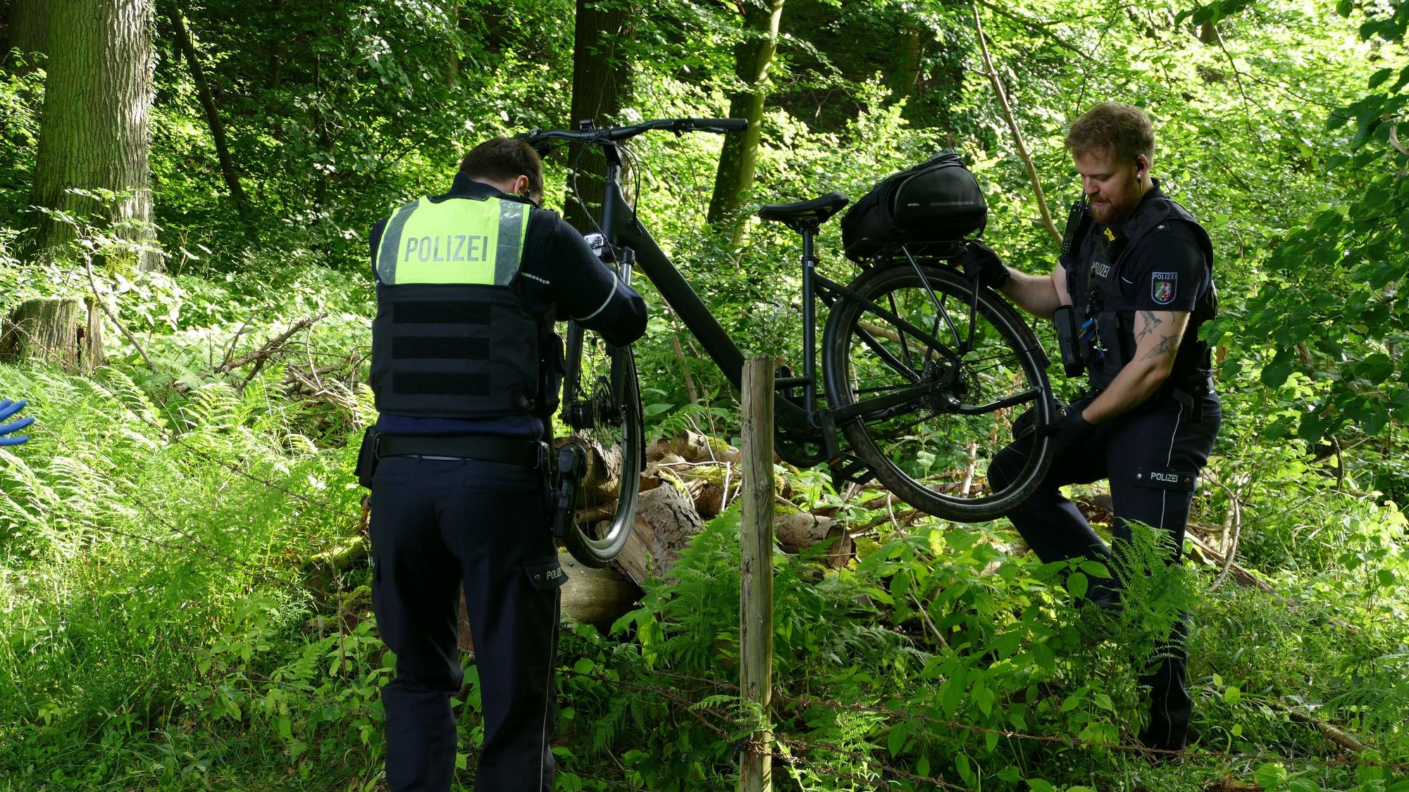 Polizisten stellten das Fahrrad des Mannes sicher.