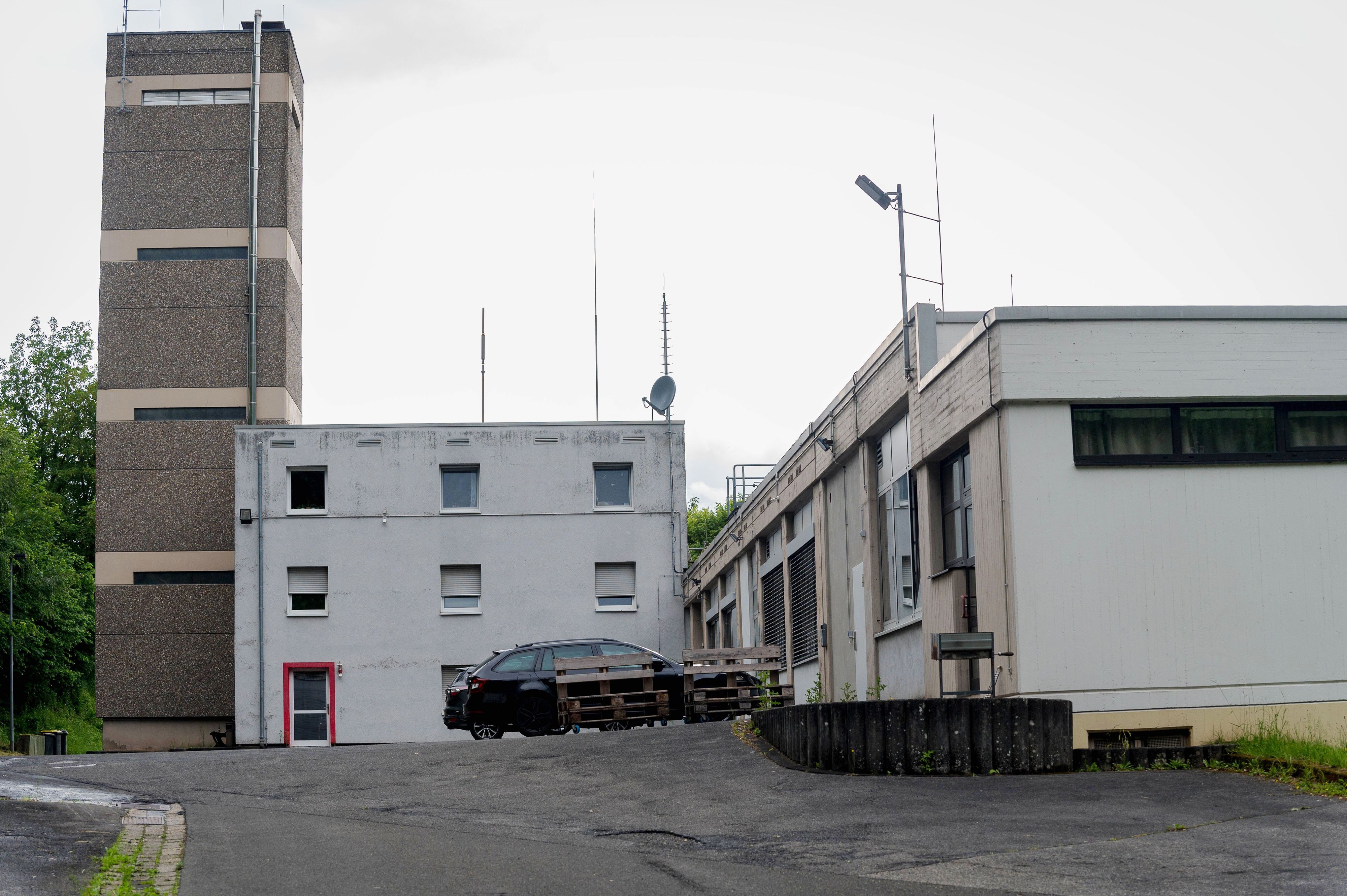 Das Bild zeigt den oberen Bereich des Brandschutzzentrums des Kreises Euskirchen in Schleiden mit dem markanten Schlauchturm.
