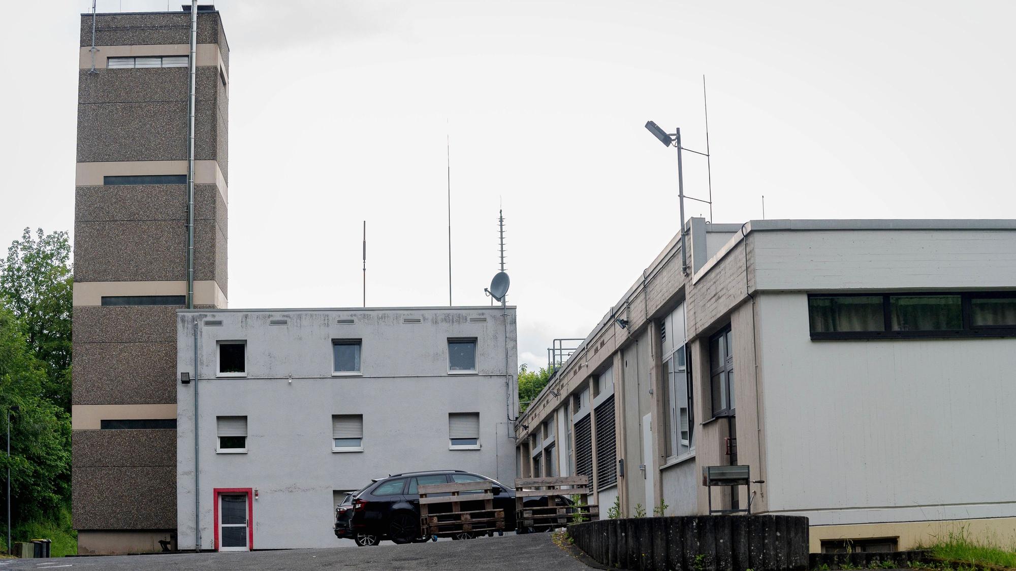 Das Bild zeigt den oberen Bereich des Brandschutzzentrums des Kreises Euskirchen in Schleiden mit dem markanten Schlauchturm.