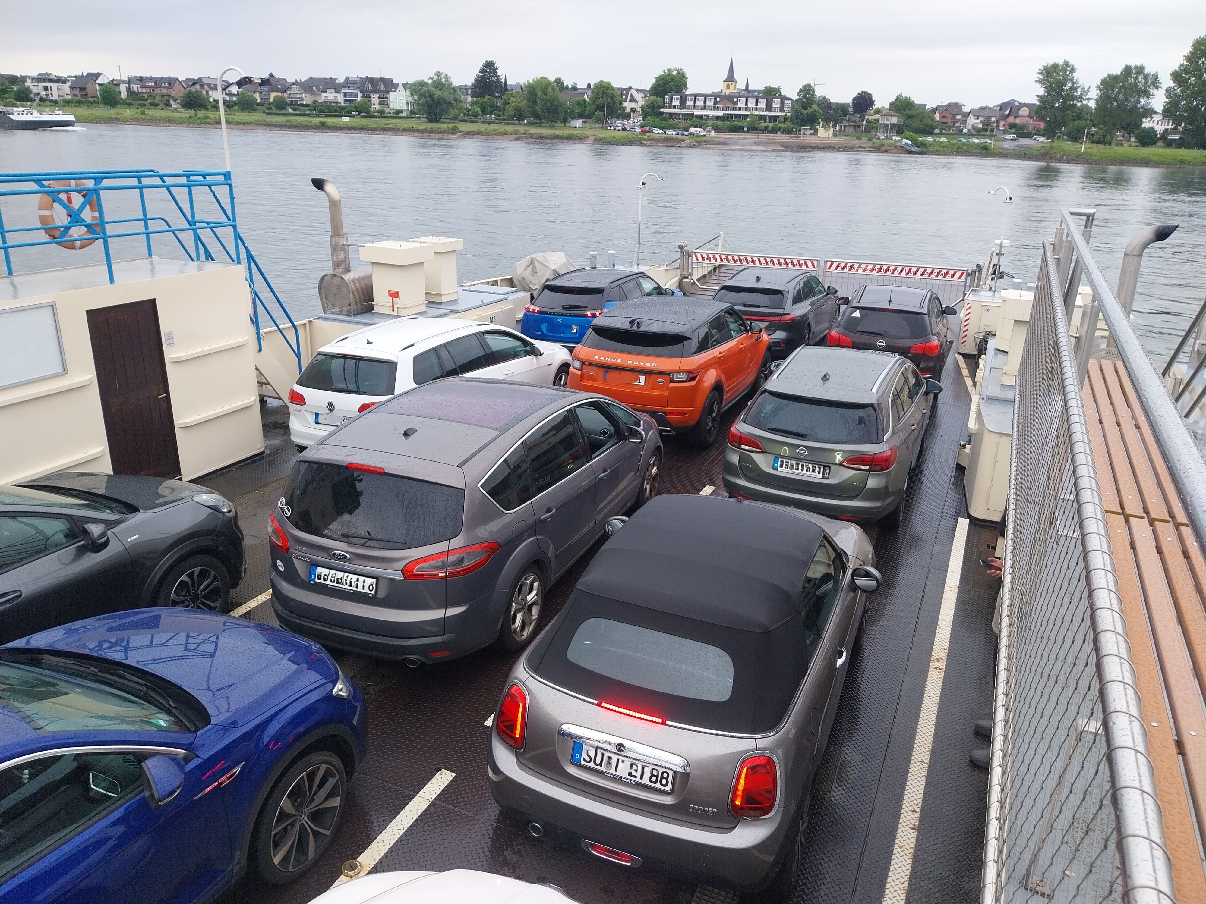 Rund 20 Autos kann die Fähre Christophorus pro Fahrt über den Rhein bringen..