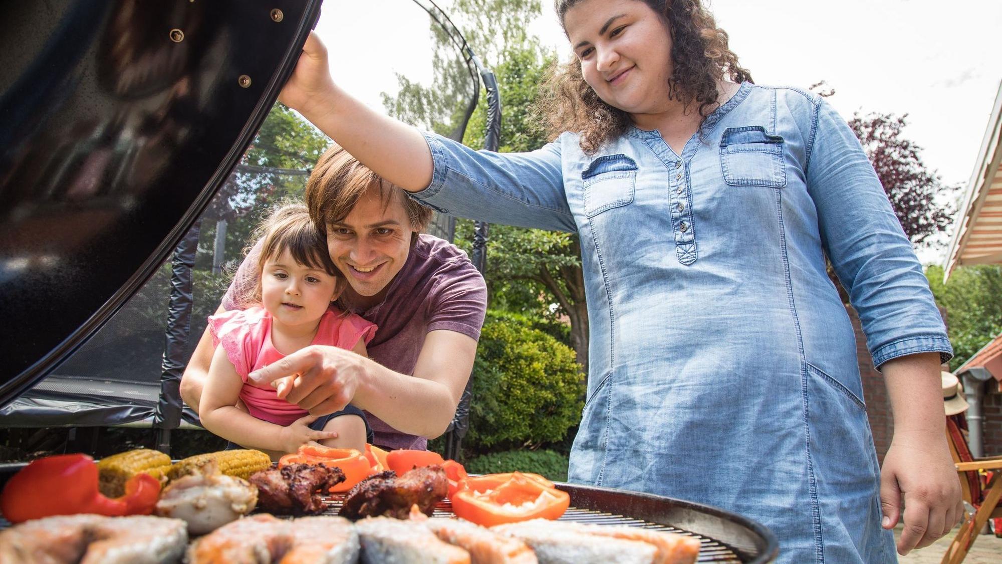 Eine Familie grillt zusammen