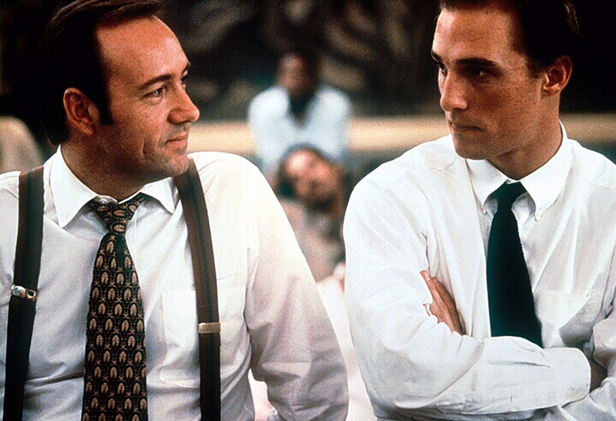 Gegner im Gerichtssaal: Staatsanwalt Rufus Buckley (Kevin Spacey, links) und Jurist Jake Brigance (Matthew McConaughey). (Bild: RTL / © 1996 Warner Brothers, a division of Time Warner Entertainment Company, LP.)