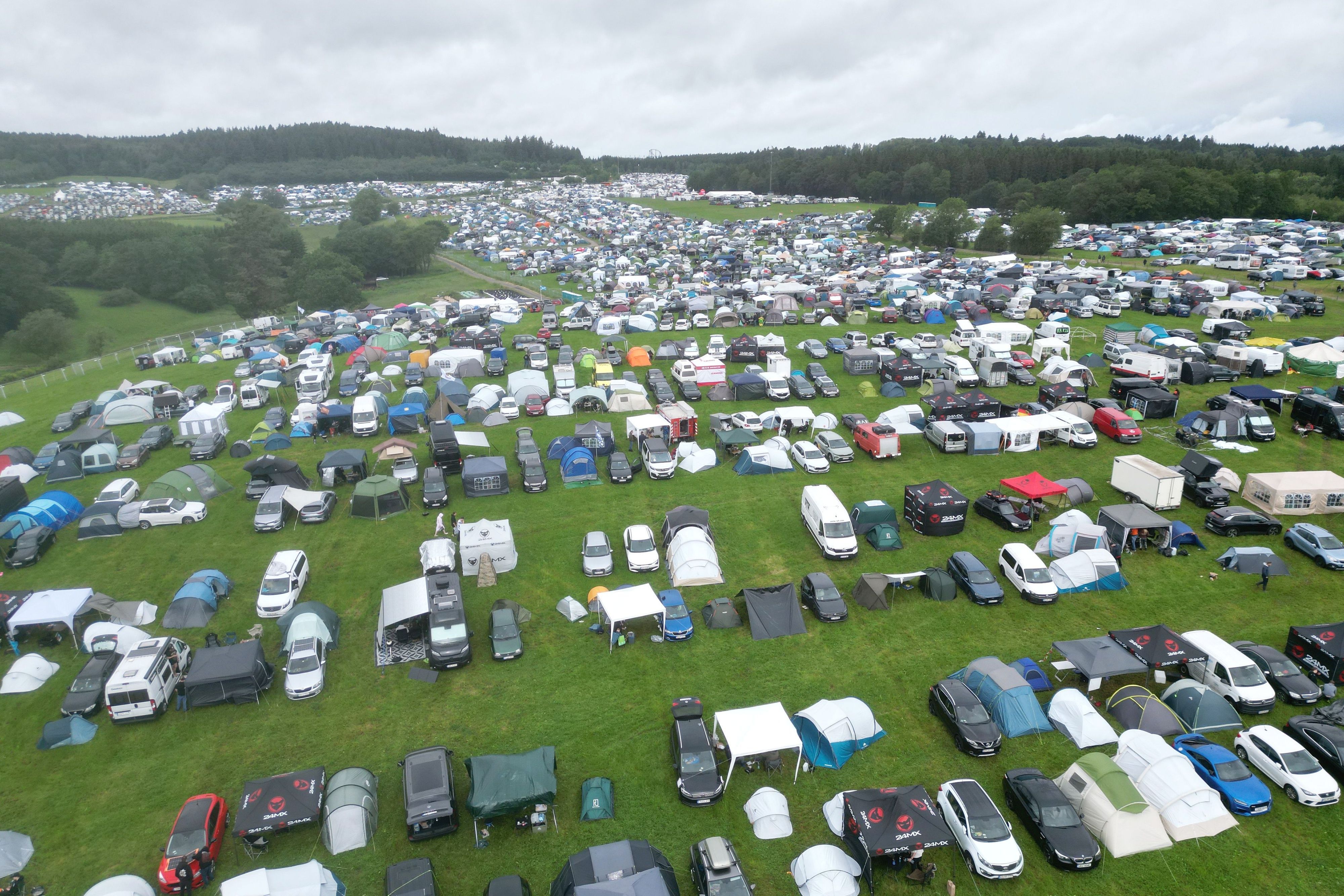 Rock am Ring: Camper beziehen das Campinggelände am Nürburgring.