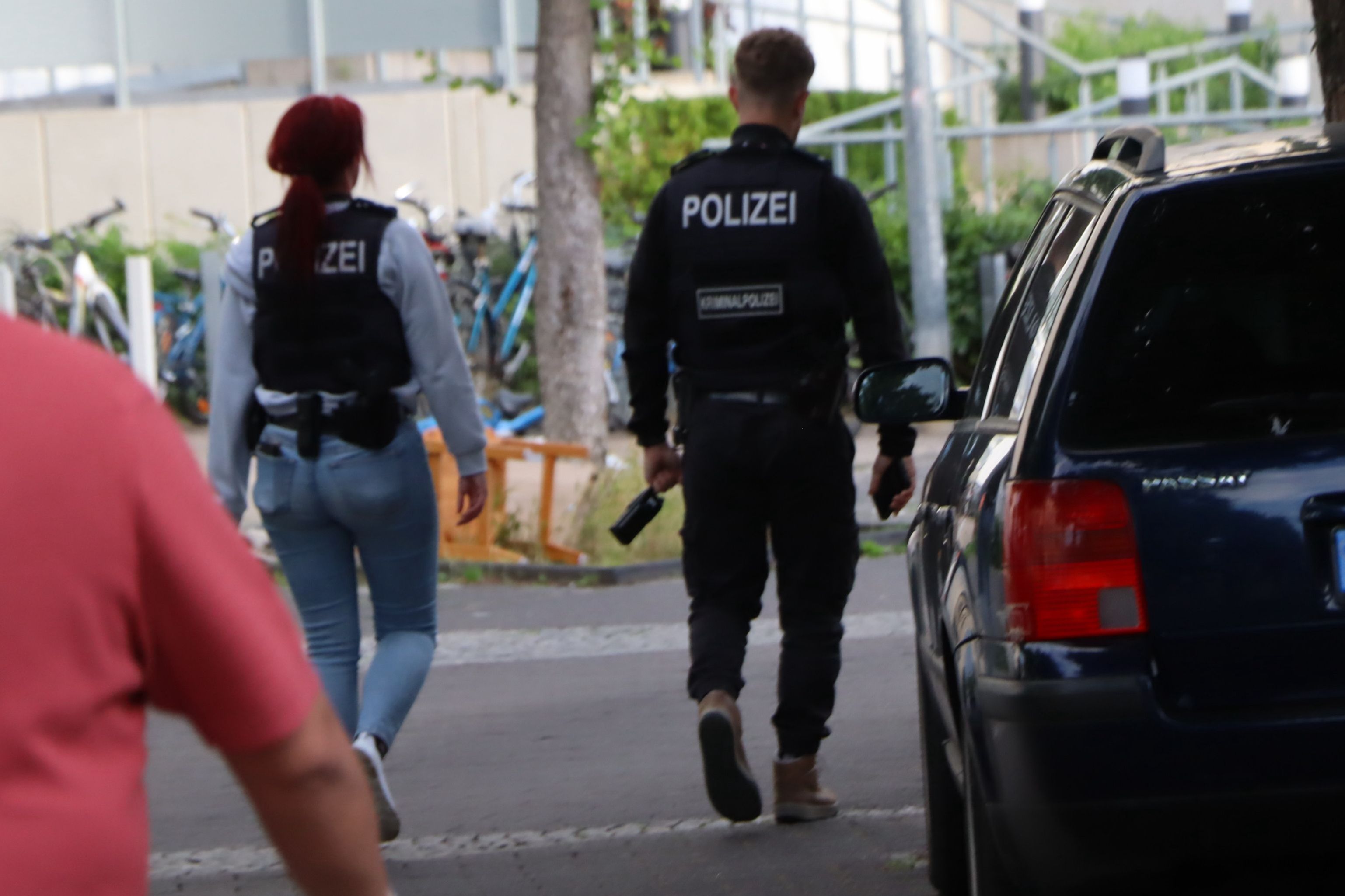 Auch mehrere Stunden nach dem Zwischenfall sicherte die Polizei noch Spuren am Supermarkt in Brühl.