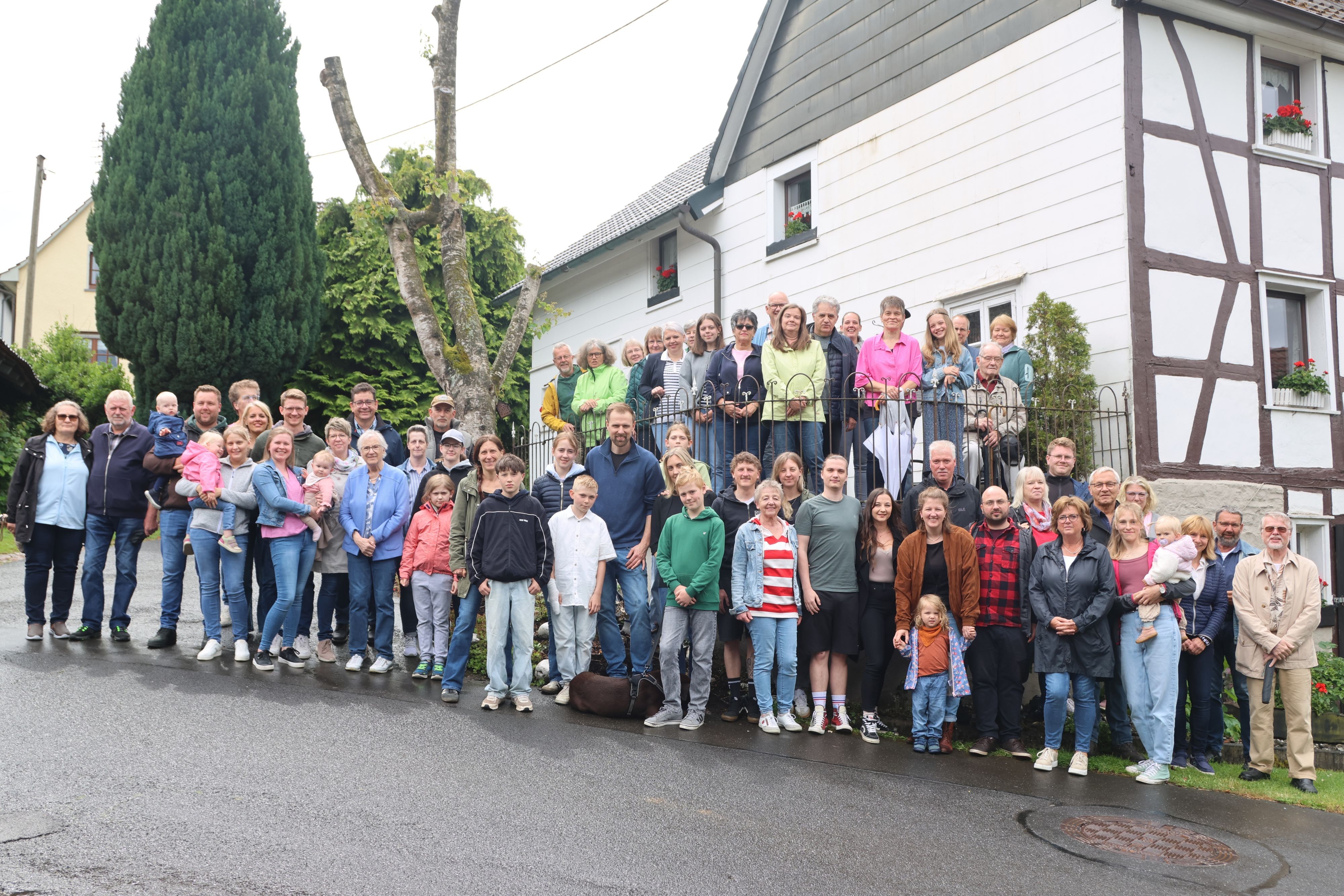 Die Mode hat sich geändert: Exakt wie damals und genau an dem selben Ort haben sich jetzt die Bladersbacherinnen und Bladersbacher aufgestellt. Vor 100 Jahren war in der Waldbröler Ortschaft ein Hochzeitsfoto geschossen worden.