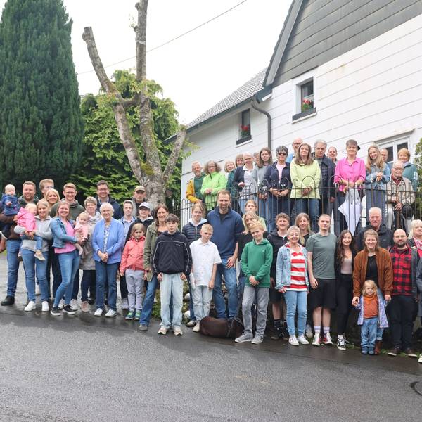 Die Mode hat sich geändert: Exakt wie damals und genau an dem selben Ort haben sich jetzt die Bladersbacherinnen und Bladersbacher aufgestellt. Vor 100 Jahren war in der Waldbröler Ortschaft ein Hochzeitsfoto geschossen worden.