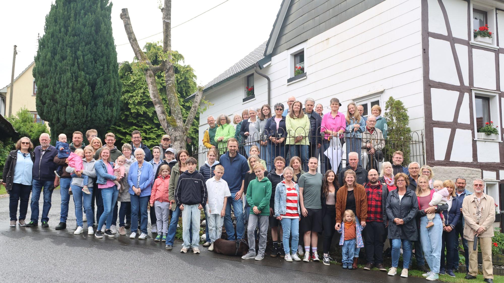 Die Mode hat sich geändert: Exakt wie damals und genau an dem selben Ort haben sich jetzt die Bladersbacherinnen und Bladersbacher aufgestellt. Vor 100 Jahren war in der Waldbröler Ortschaft ein Hochzeitsfoto geschossen worden.