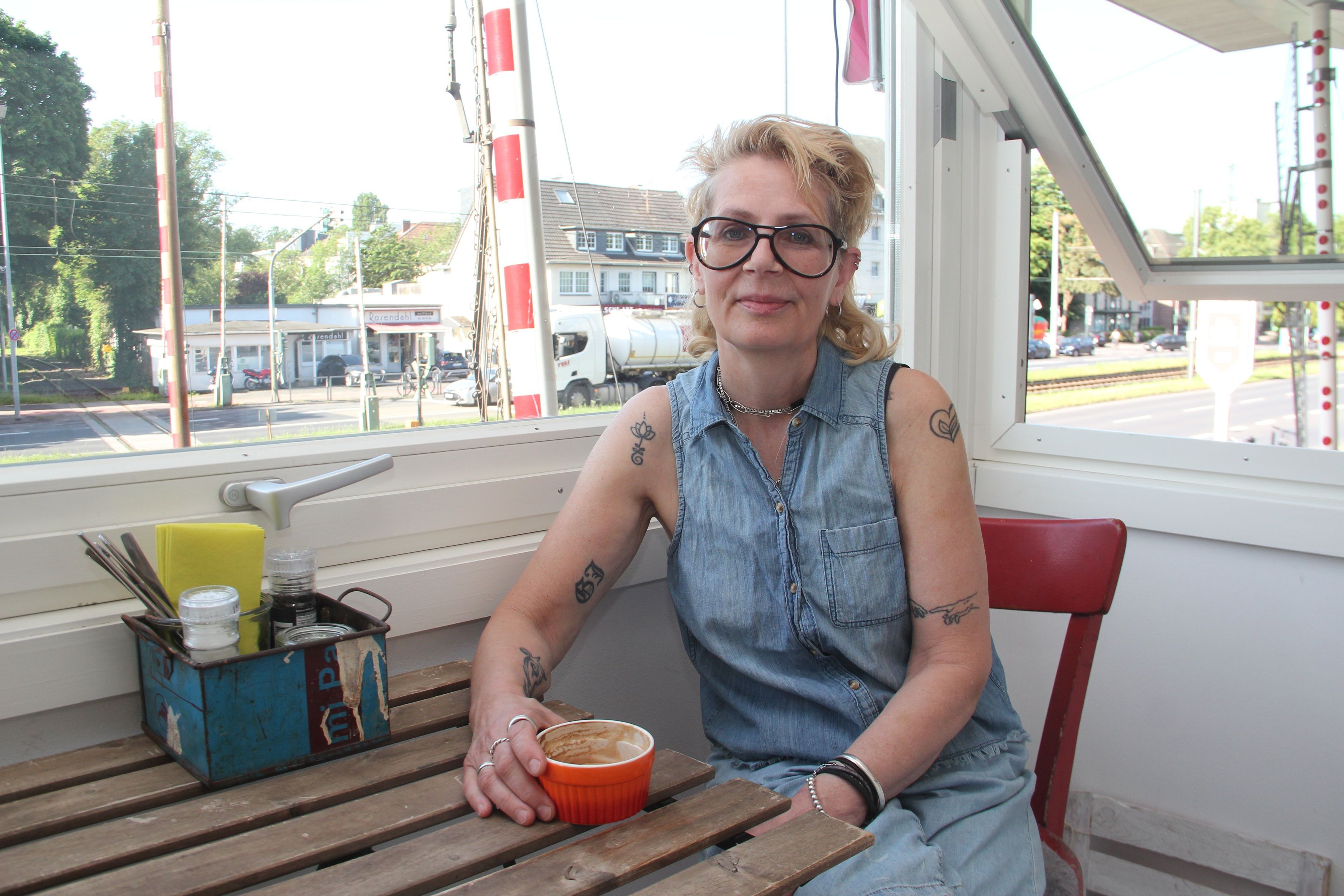 Inhaberin Ina Koralewski genießt ihre Arbeit im neuen „Café Mein Lieber Scholz“.