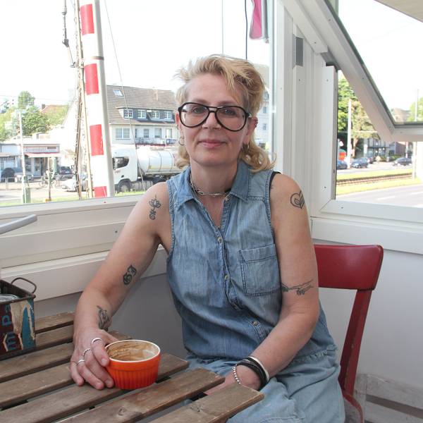 Inhaberin Ina Koralewski genießt ihre Arbeit im neuen „Café Mein Lieber Scholz“.