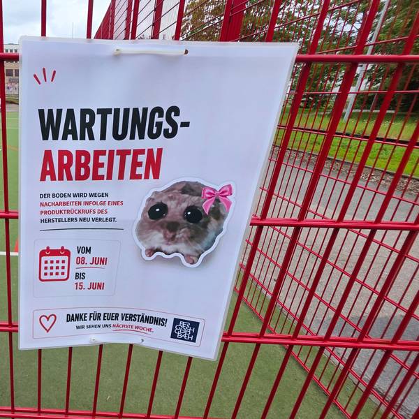 Am Gitter ist ein Schild angebracht, das auf die Sperrung hinweist.
