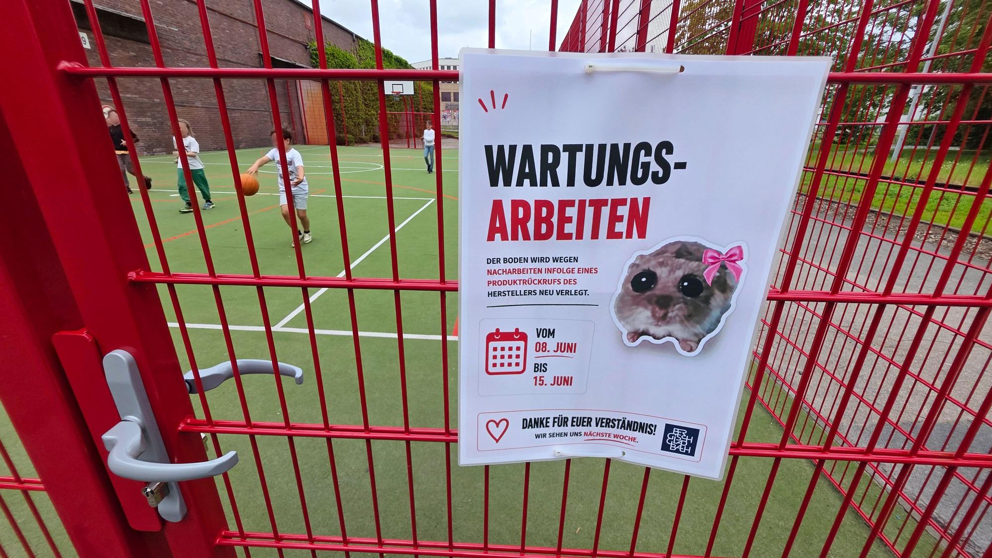 Am Gitter ist ein Schild angebracht, das auf die Sperrung hinweist.